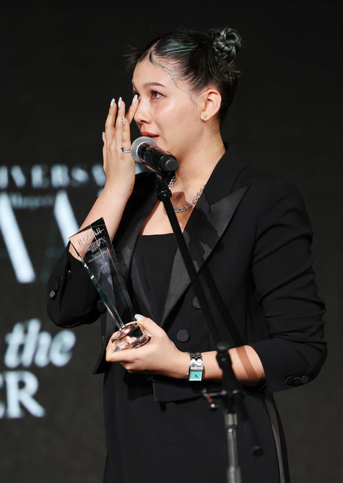 「ハーパーズバザー10周年イベント」でウィメンオンザフロンティアを受賞し感極まる長谷川ミラ(撮影・野上伸悟)