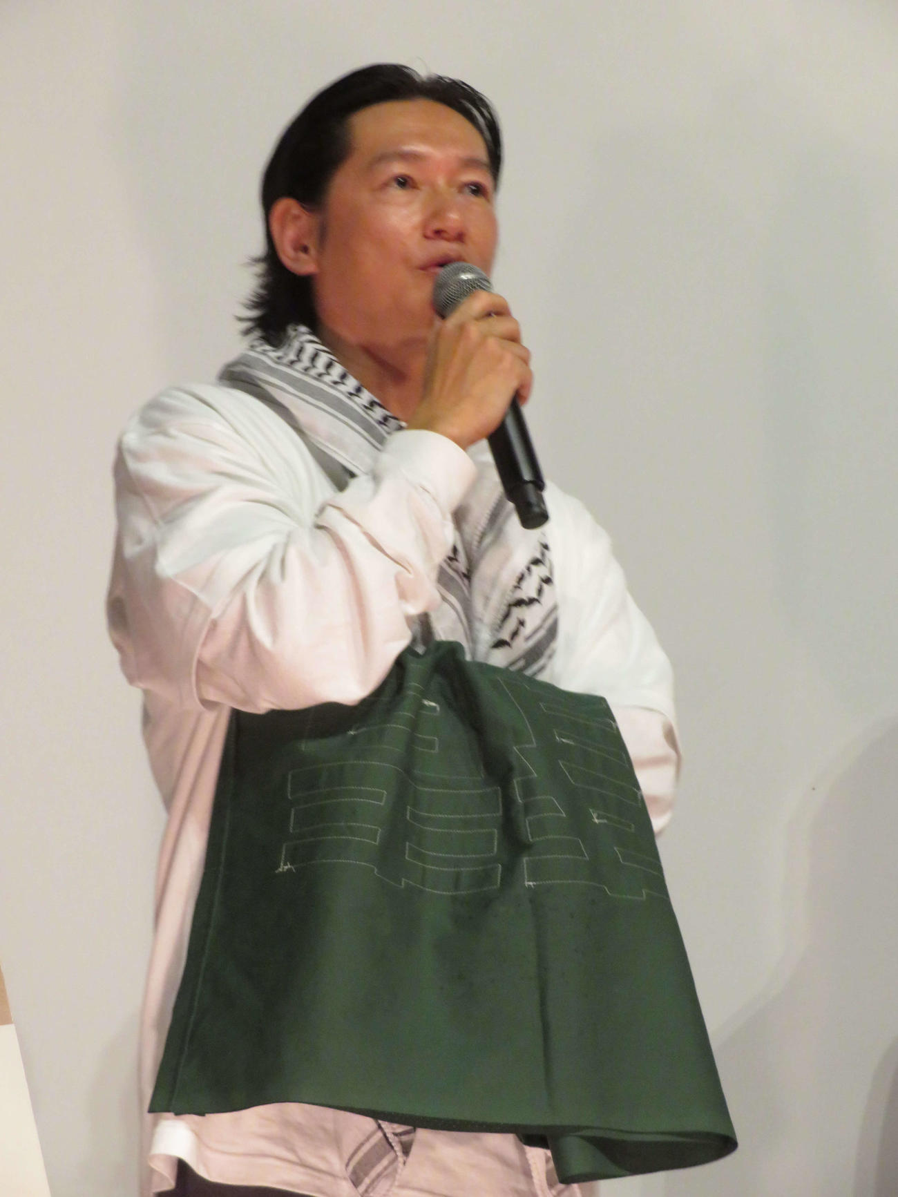 「若松孝二監督命日上映」で特別先行上映された「青春ジャック止められるか、俺たちを2」上映後、若松孝二監督について熱く語る井浦新（撮影・村上幸将）