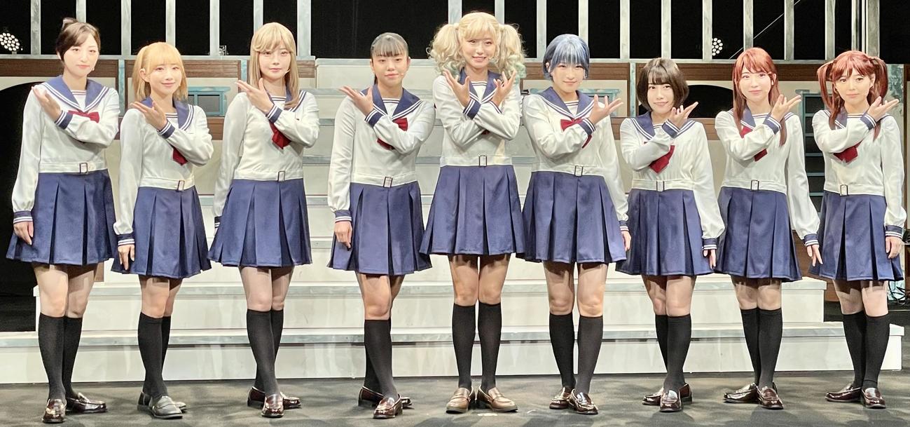 志田音々（左から5人目）を中央に勢ぞろいした舞台「かげきしょうじょ!!」の出演者たち