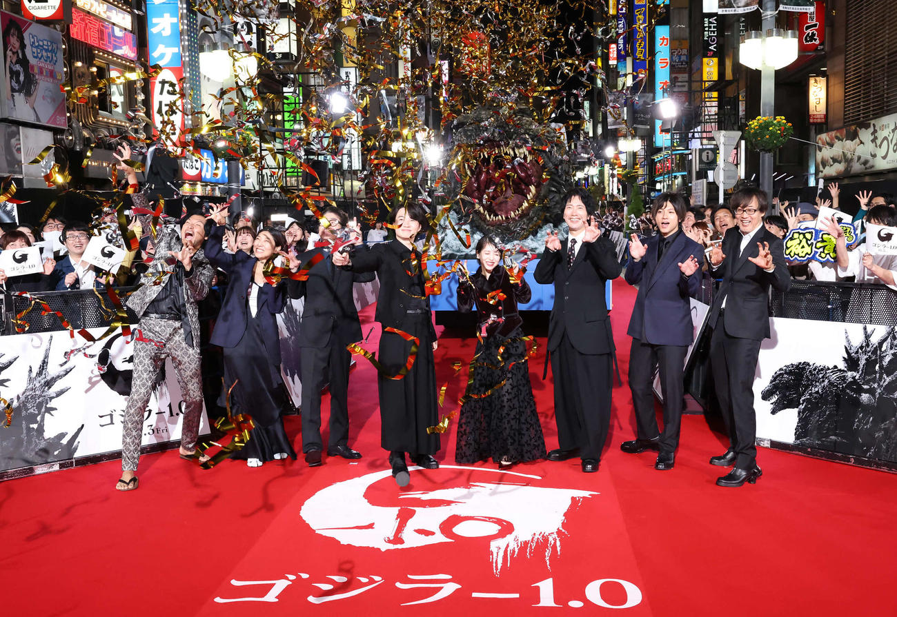 ゴジラポーズで写真に納まる、左から青木崇高、安藤サクラ、吉岡秀隆、神木隆之介、浜辺美波、佐々木蔵之介、山田裕貴、監督、脚本の山崎貴氏（撮影・丹羽敏通）