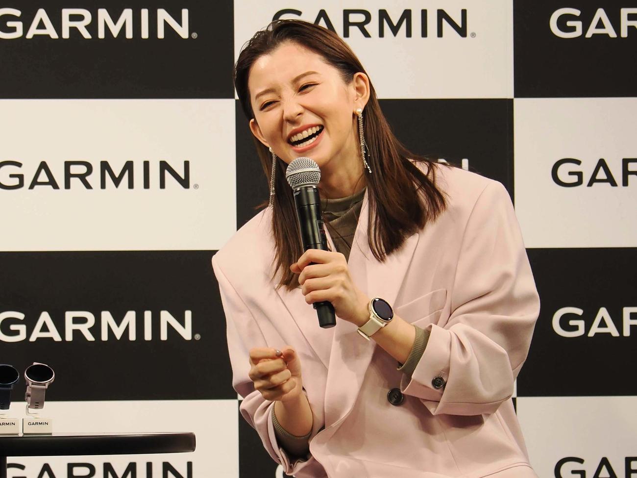 イベントにで笑顔を見せる朝比奈彩