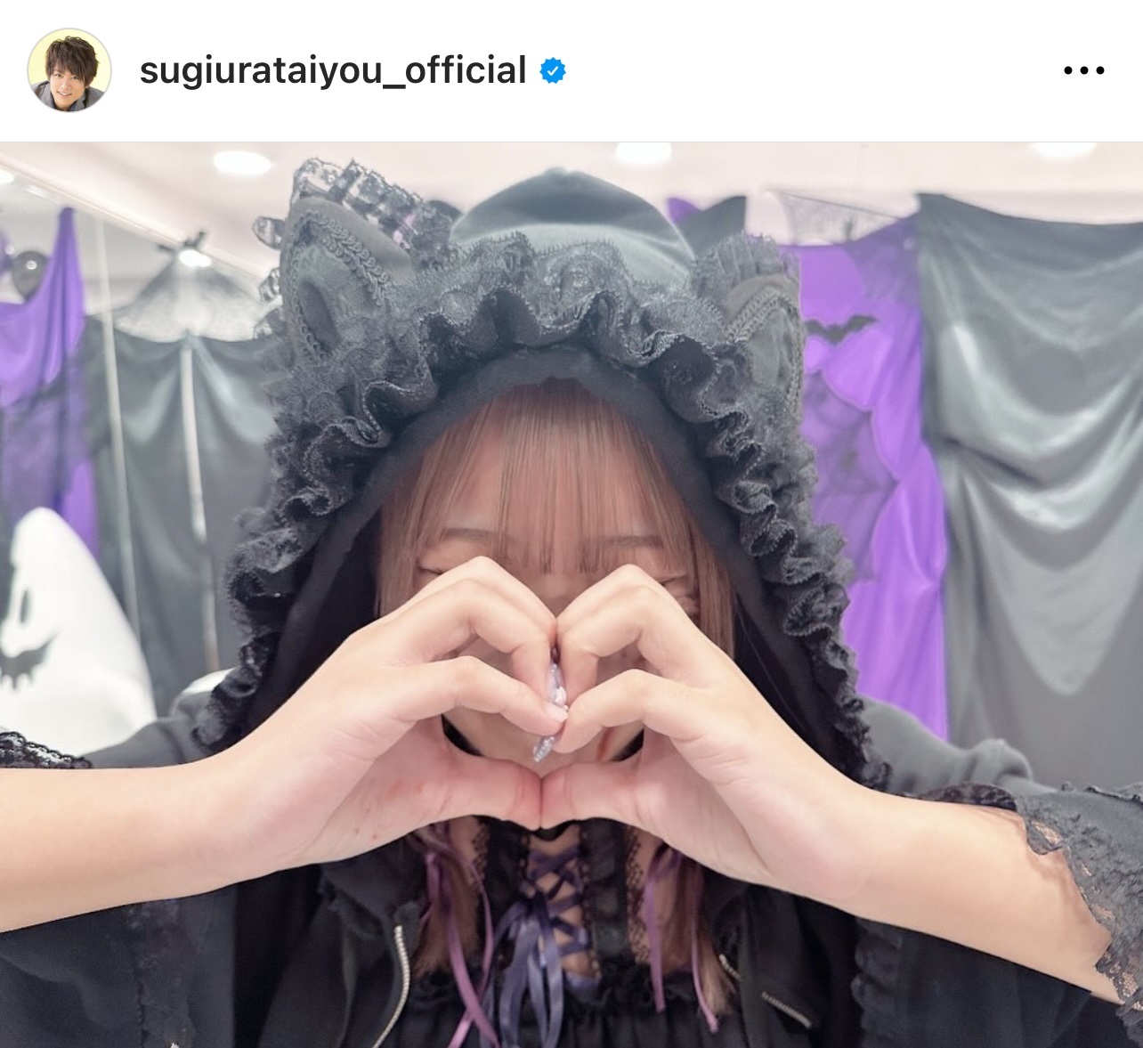 ポーズをとる辻希美（杉浦太陽のインスタグラムから）