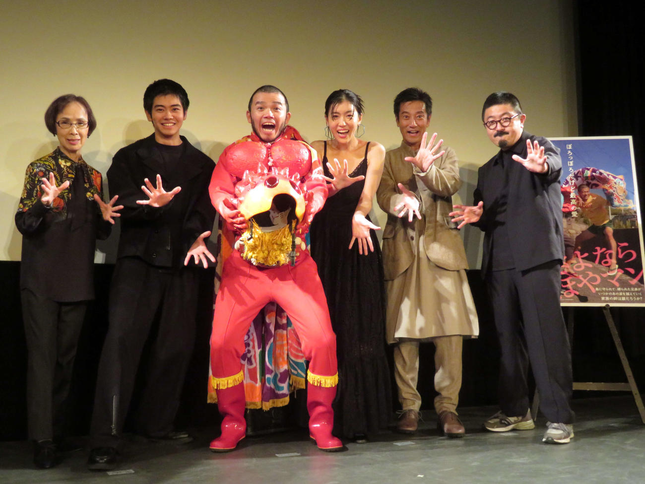 映画「さよなら　ほやマン」感性披露試写会に登壇した、左から松金よね子、黒崎煌代、MOROHAのアフロ、呉城久美、津田寛治、庄司輝秋監督（撮影・村上幸将）