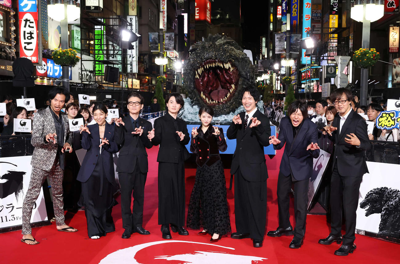 ゴジラポーズで写真に納まる、左から青木崇高、安藤サクラ、吉岡秀隆、神木隆之介、浜辺美波、佐々木蔵之介、山田裕貴、監督・脚本の山崎貴氏（撮影・丹羽敏通）