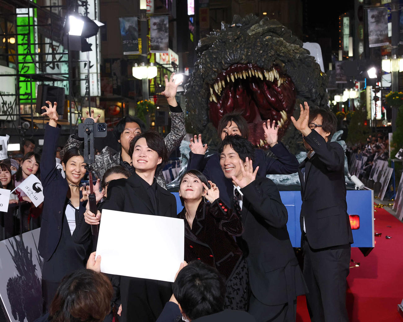ゴジラと自撮りする神木隆之介ら出演者たち（撮影・丹羽敏通）