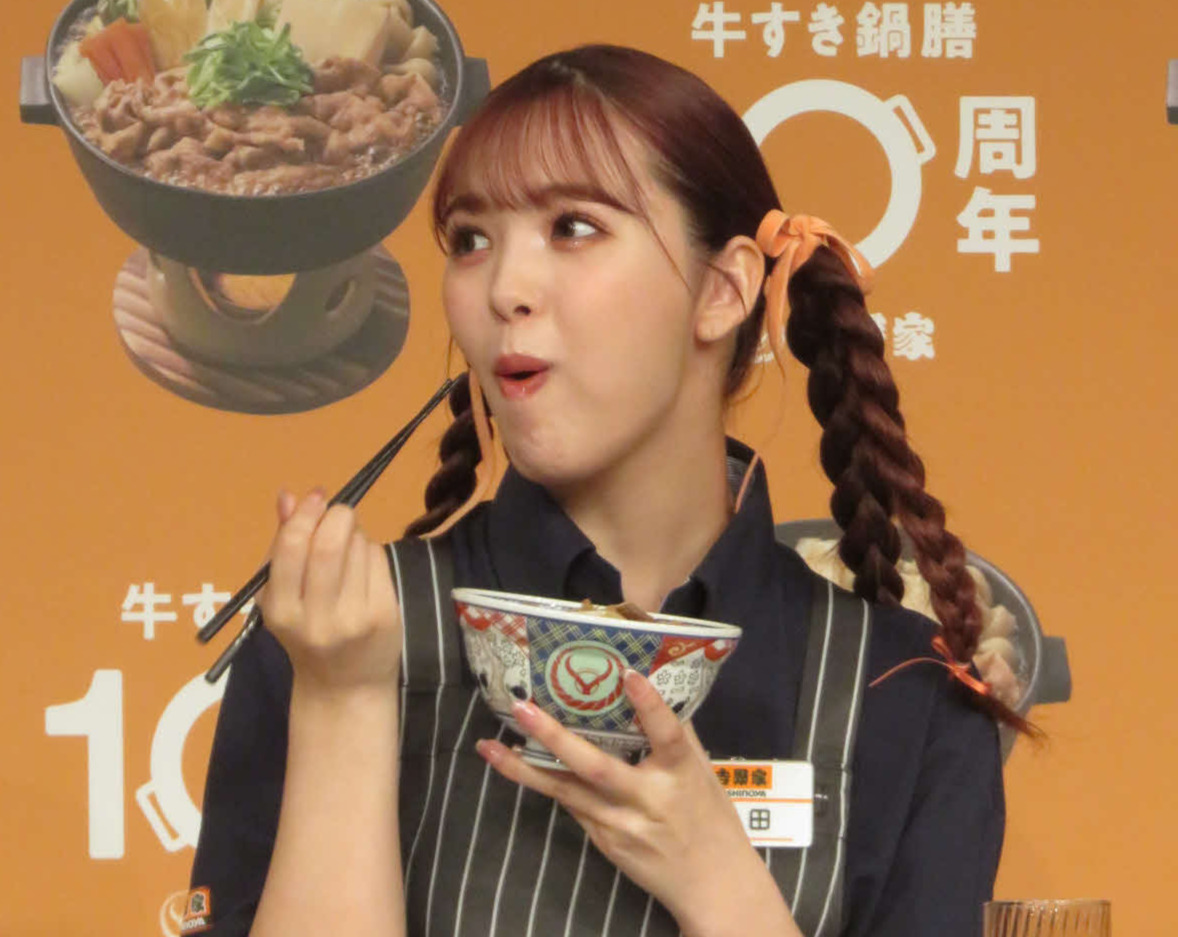 吉野家「牛すき丼」を食べる藤田ニコル