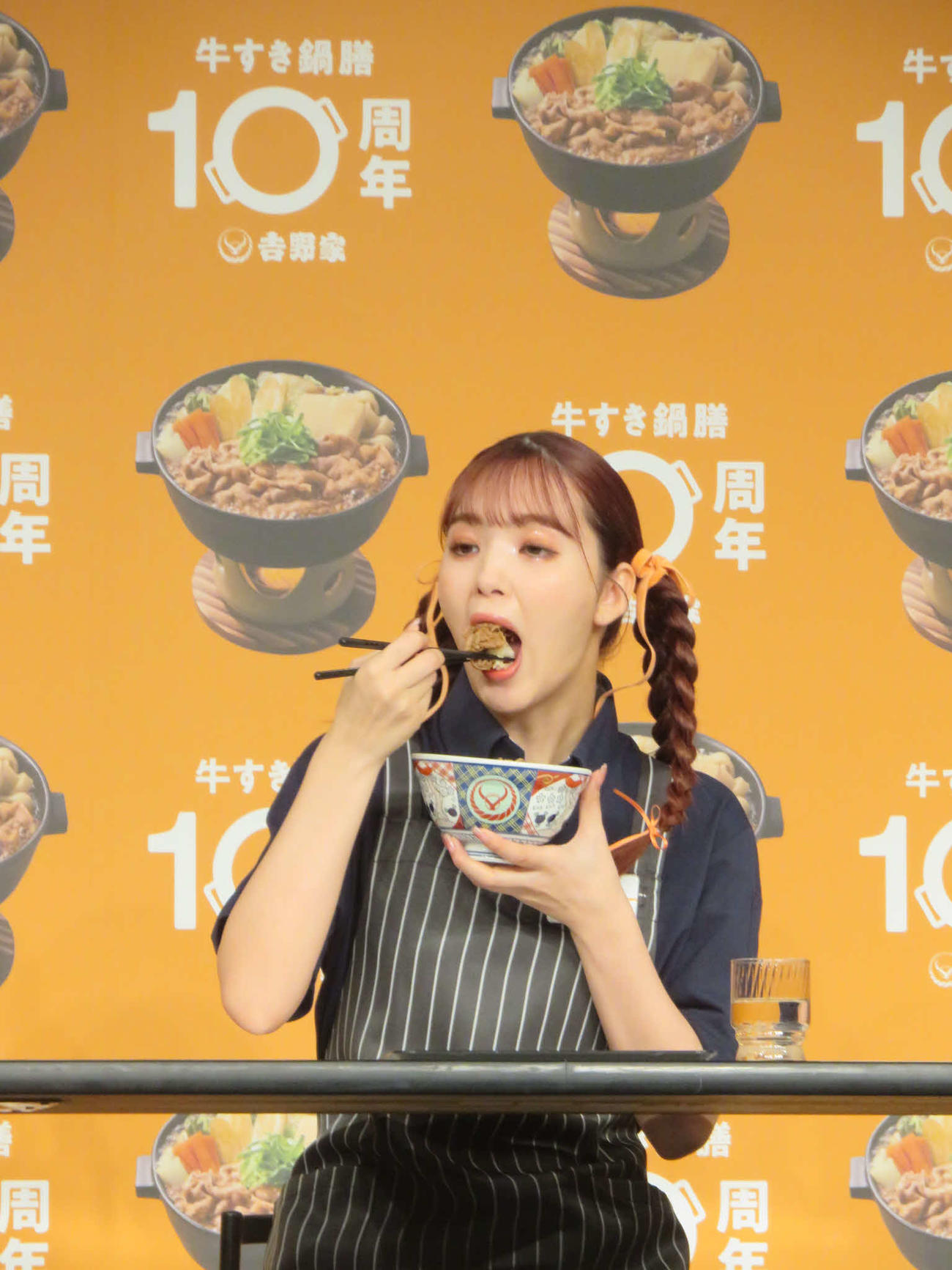 吉野家「牛すき丼」を食べと藤田ニコル