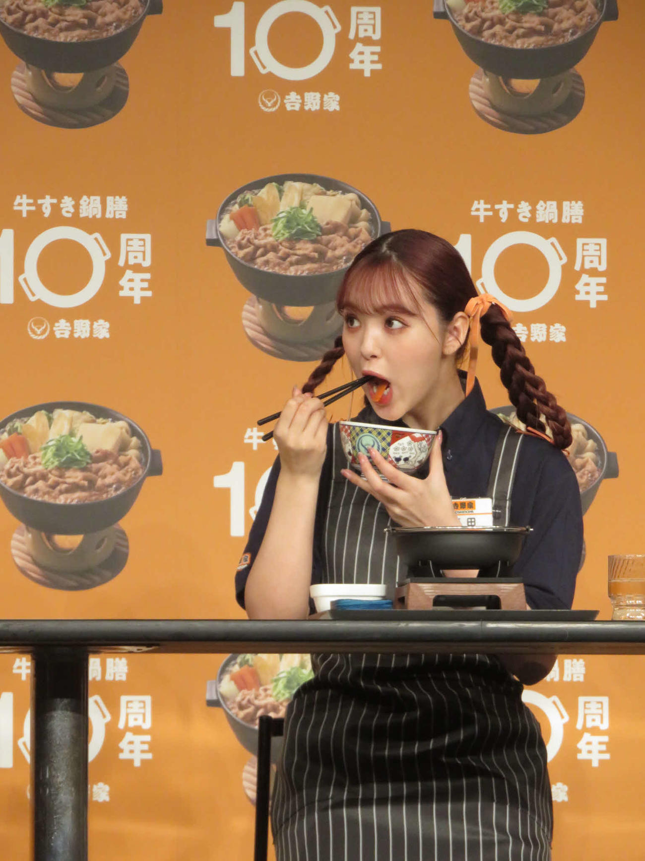 吉野家「牛すき鍋膳」を食べる藤田ニコル