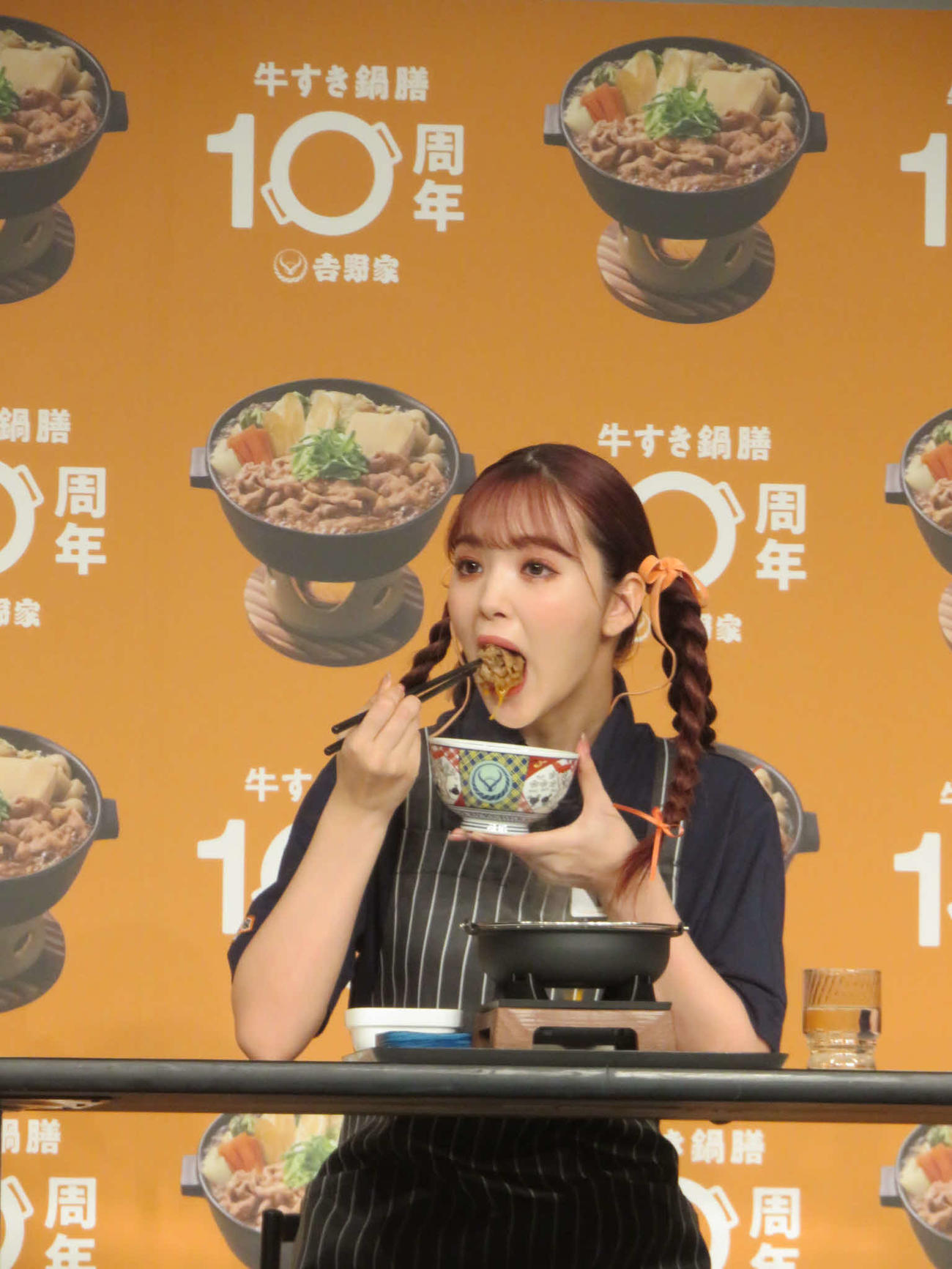 吉野家「牛すき鍋膳」を食べる藤田ニコル