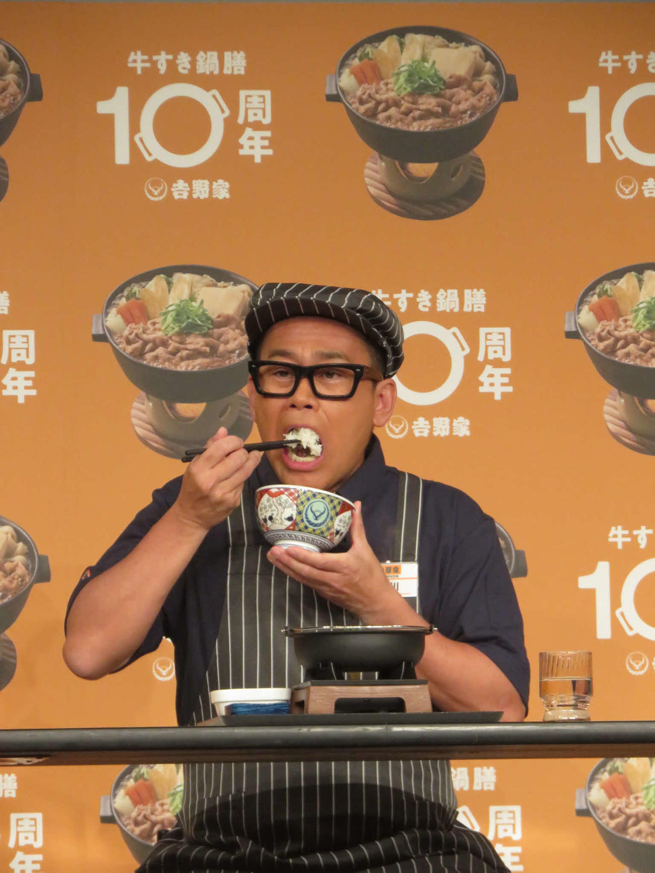 吉野家「牛す鍋膳」を食べる宮川大輔