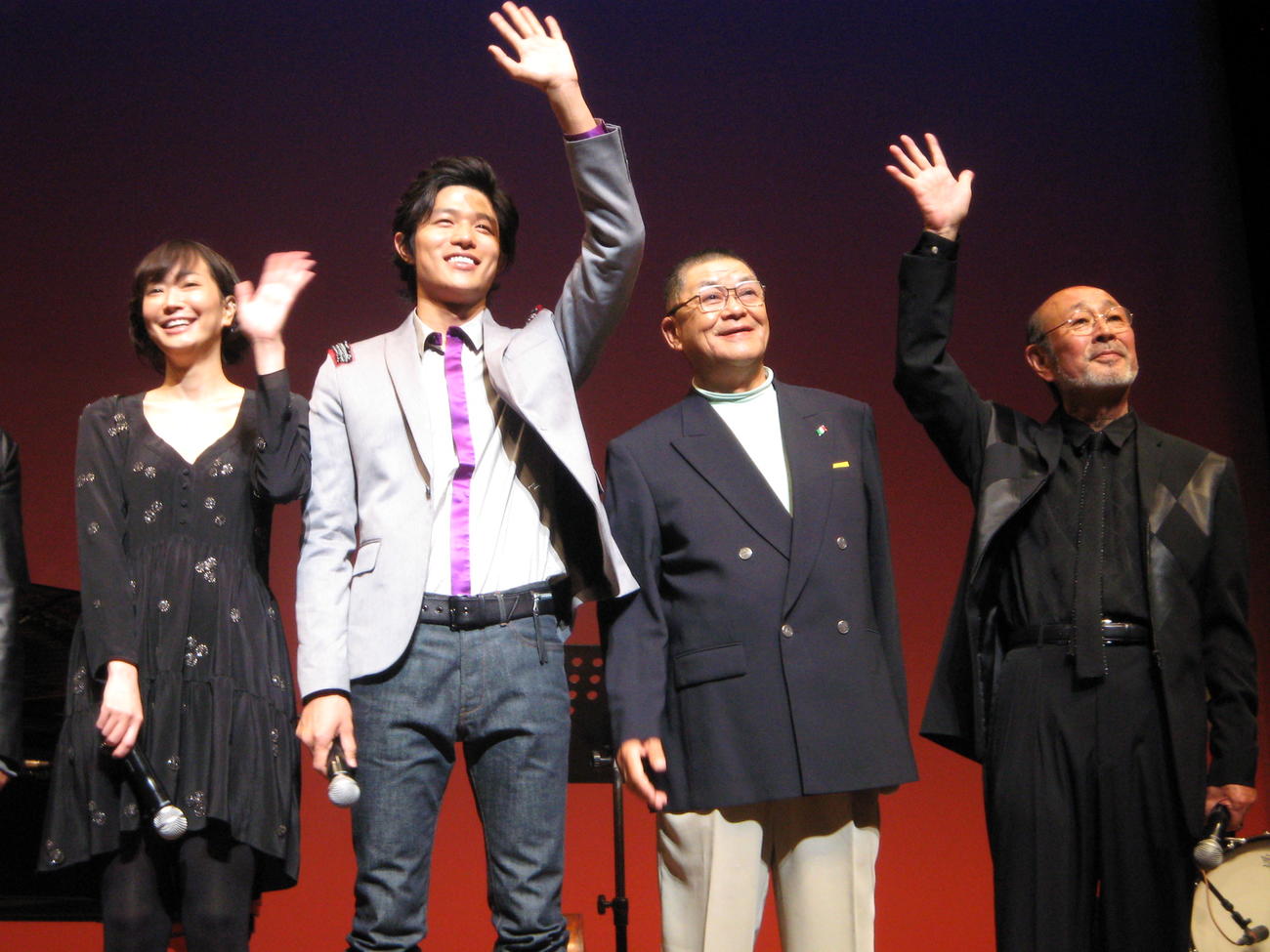 2010年11月13日　映画「ふたたび」の舞台あいさつで客席に手を振る（左から）MINJI、鈴木亮平、財津一郎、佐川満男