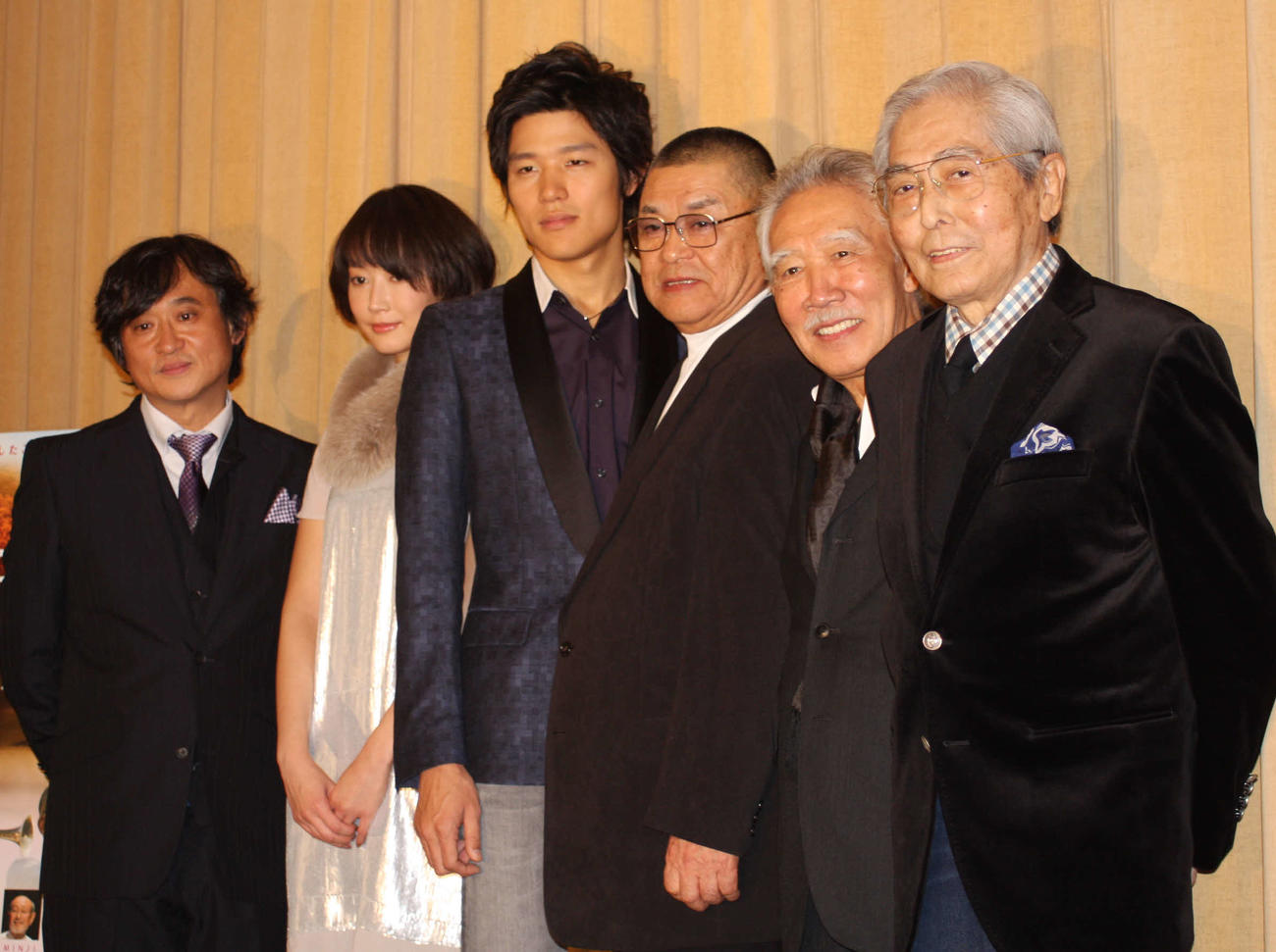 10年11月、映画「ふたたび swing me again」の初日舞台あいさつ。左から塩屋俊監督、MINJI、鈴木亮平、財津一郎、藤村俊二、犬塚弘