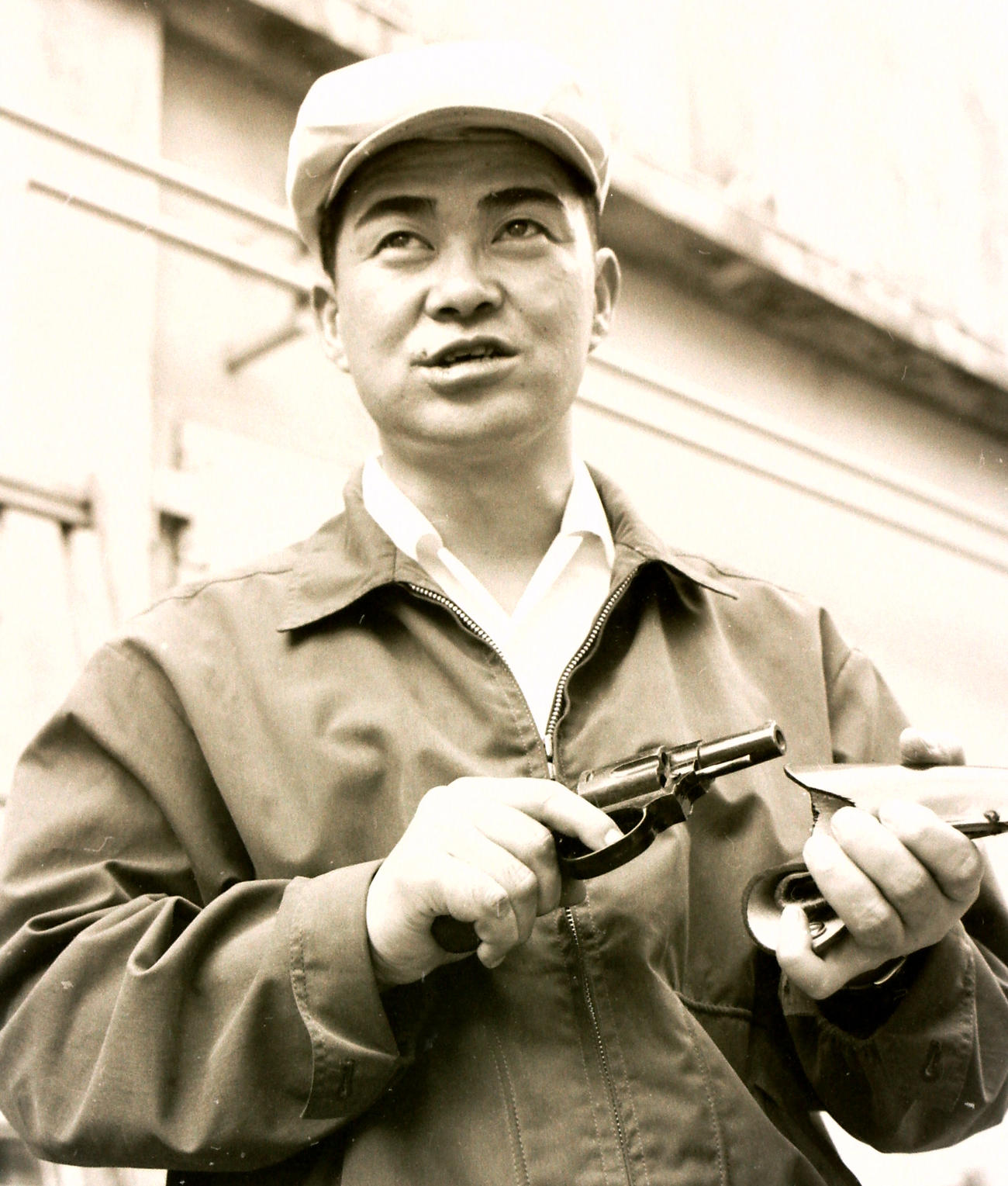 ピストルで刑事役のポーズをとる財津一郎さん（1976年9月撮影）
