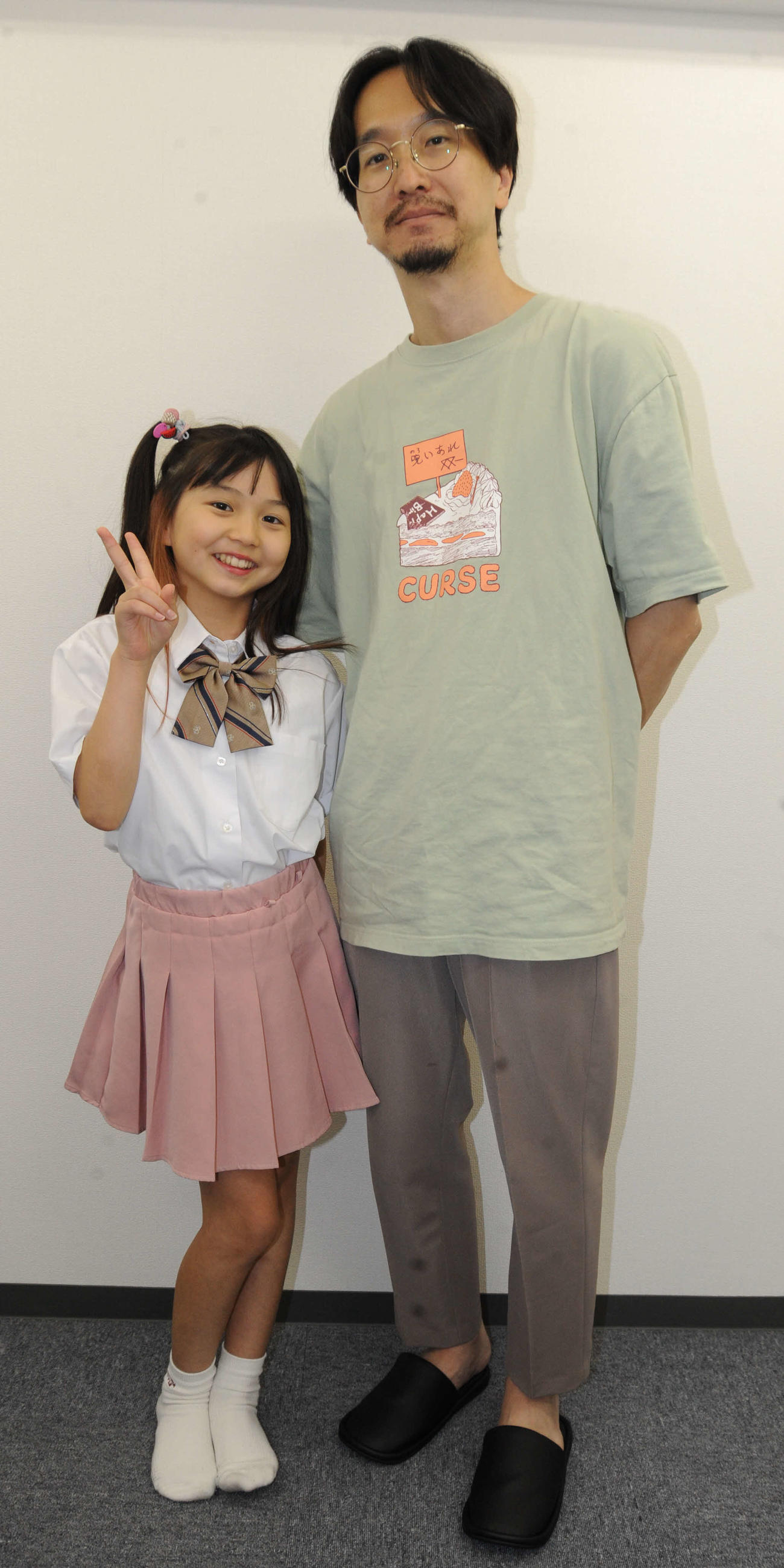 M－1グランプリ2023で注目を浴びるラブリースマイリーベイビーの、ほのの（左端）と、ネタを考案する父の、にゃっちゃん（撮影・松尾幸之介）