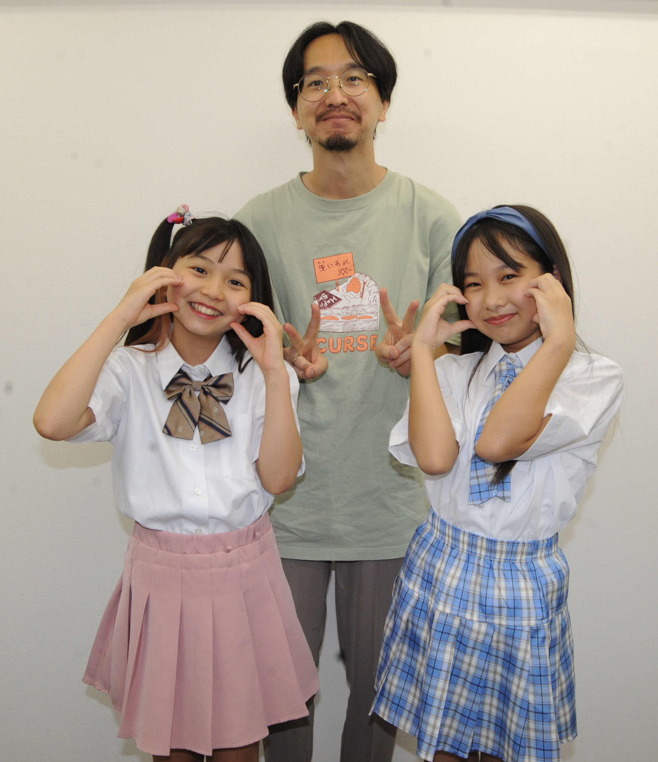 M－1グランプリ2023で注目を浴びるラブリースマイリーベイビーの、ほのの（左端）と、あいり（右端）、ほののの父親でネタを考案する、にゃっちゃん（撮影・松尾幸之介）