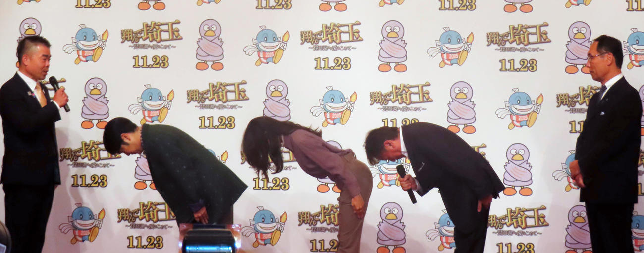 映画「翔んで埼玉～琵琶湖より愛をこめて～」埼玉＆三日月大造滋賀県知事（左端）に謝罪する、中央左から加藤諒、二階堂ふみ、武内英樹監督と、見まもる大野元裕埼玉県知事