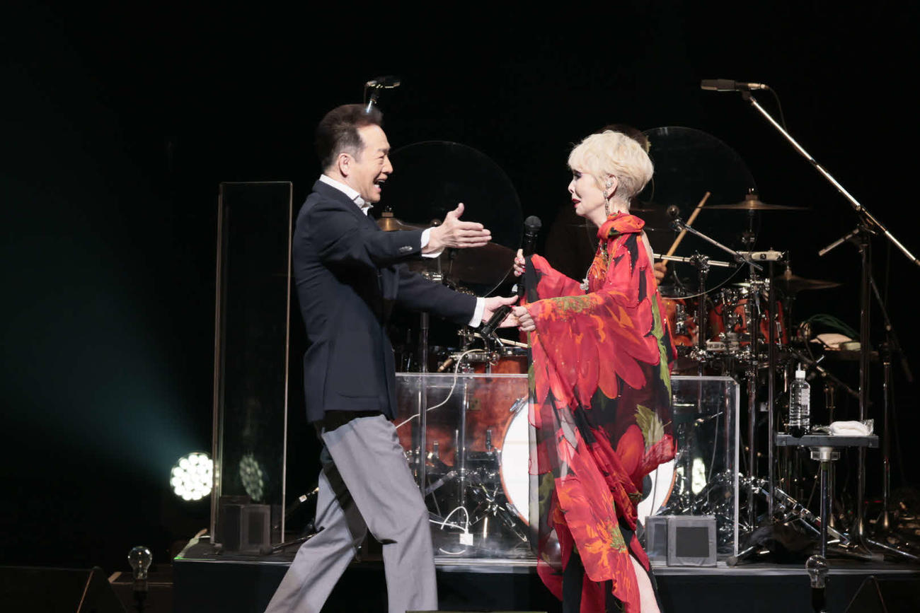 デビュー53周年記念公演を行った研ナオコ（左）とサプライズ出演した田原俊彦