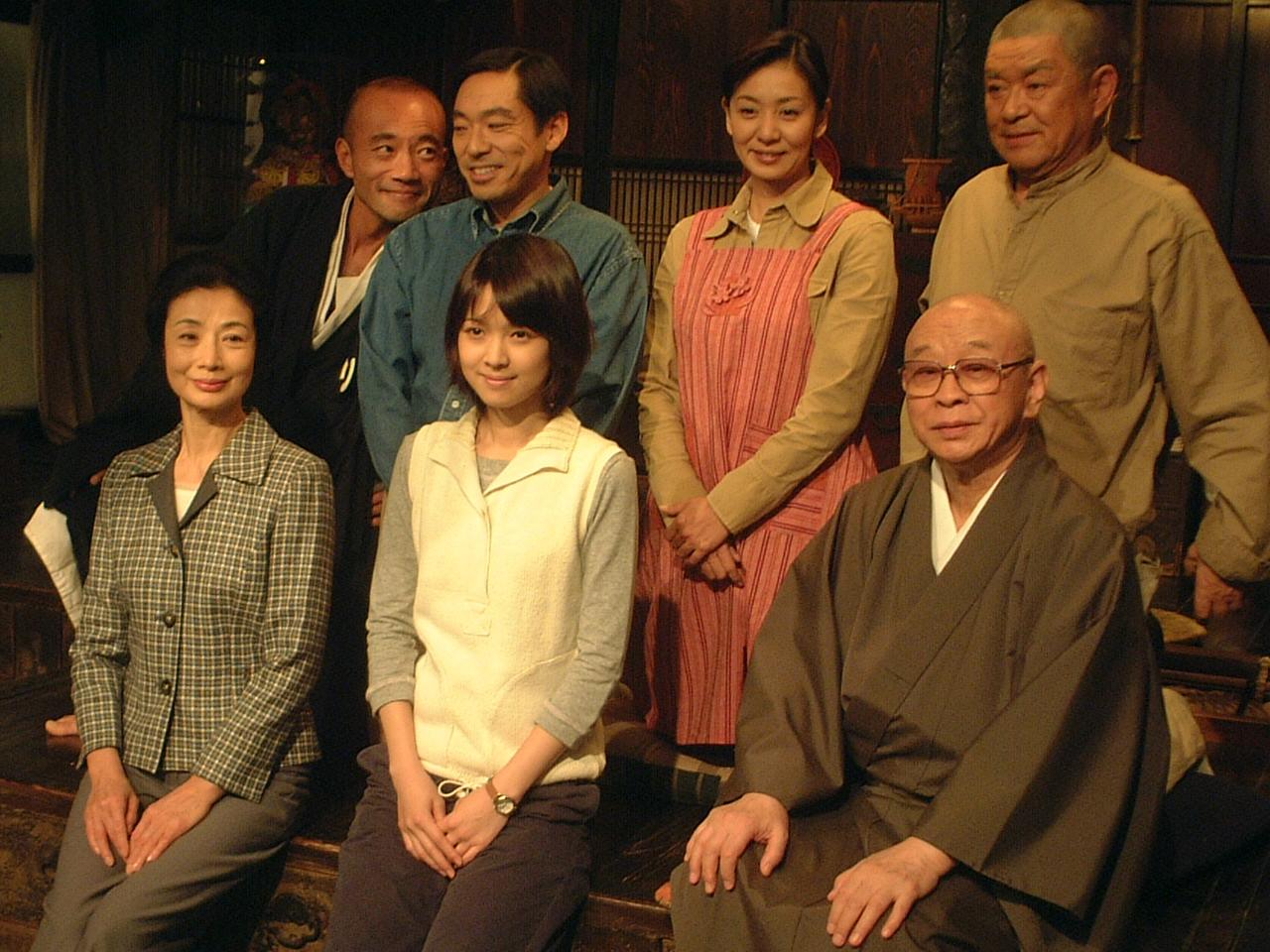 2003年、NHK朝ドラ「天花」の出演者たち。下段左から富司純子、藤沢恵麻、中村梅之助、上段左から竹中直人、香川照之、片平なぎさ、財津一郎