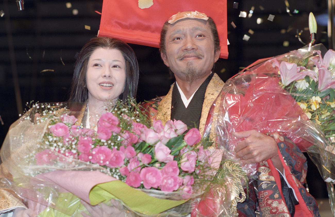 NHK大河ドラマ「秀吉」の最終収録を終えた竹中直人と沢口靖子は花束を手に感極まった表情を見せる　（1996年撮影）
