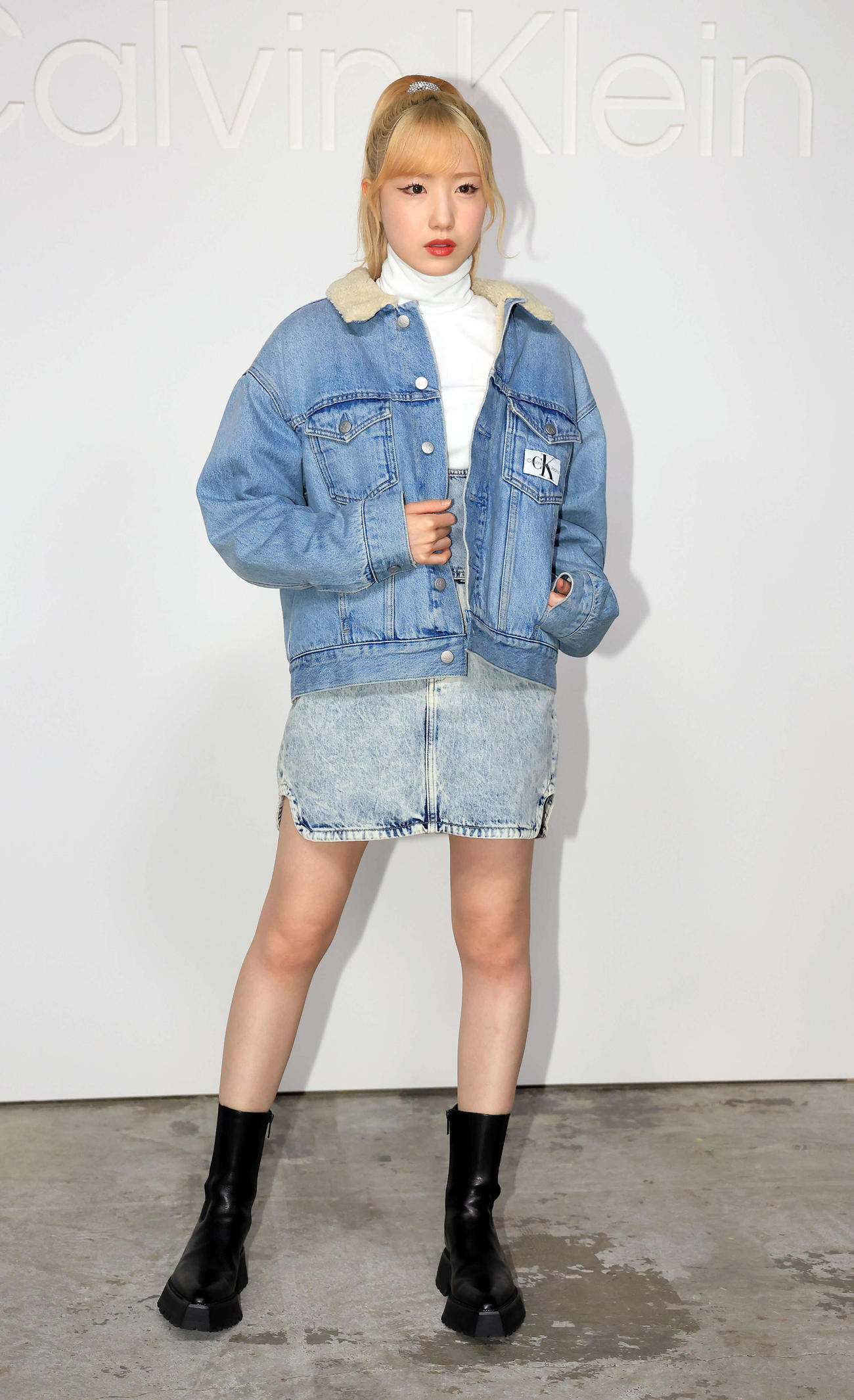 「Calvin Kleinグローバルイベント」のフォトコールでポーズを決める本田仁美（撮影・浅見桂子）