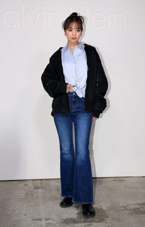 「Calvin Kleinグローバルイベント」のフォトコールでポーズを決める横田真悠（撮影・浅見桂子）