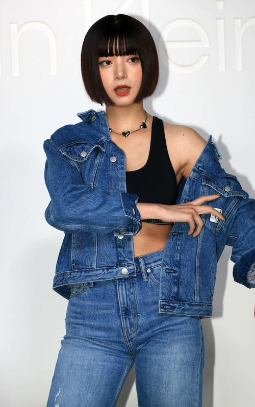 「Calvin Kleinグローバルイベント」のフォトコールでポーズを決める池田エライザ（撮影・浅見桂子）