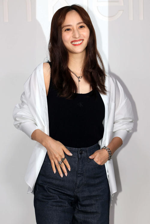 「Calvin Kleinグローバルイベント」のフォトコールでポーズを決める堀田茜（撮影・浅見桂子）