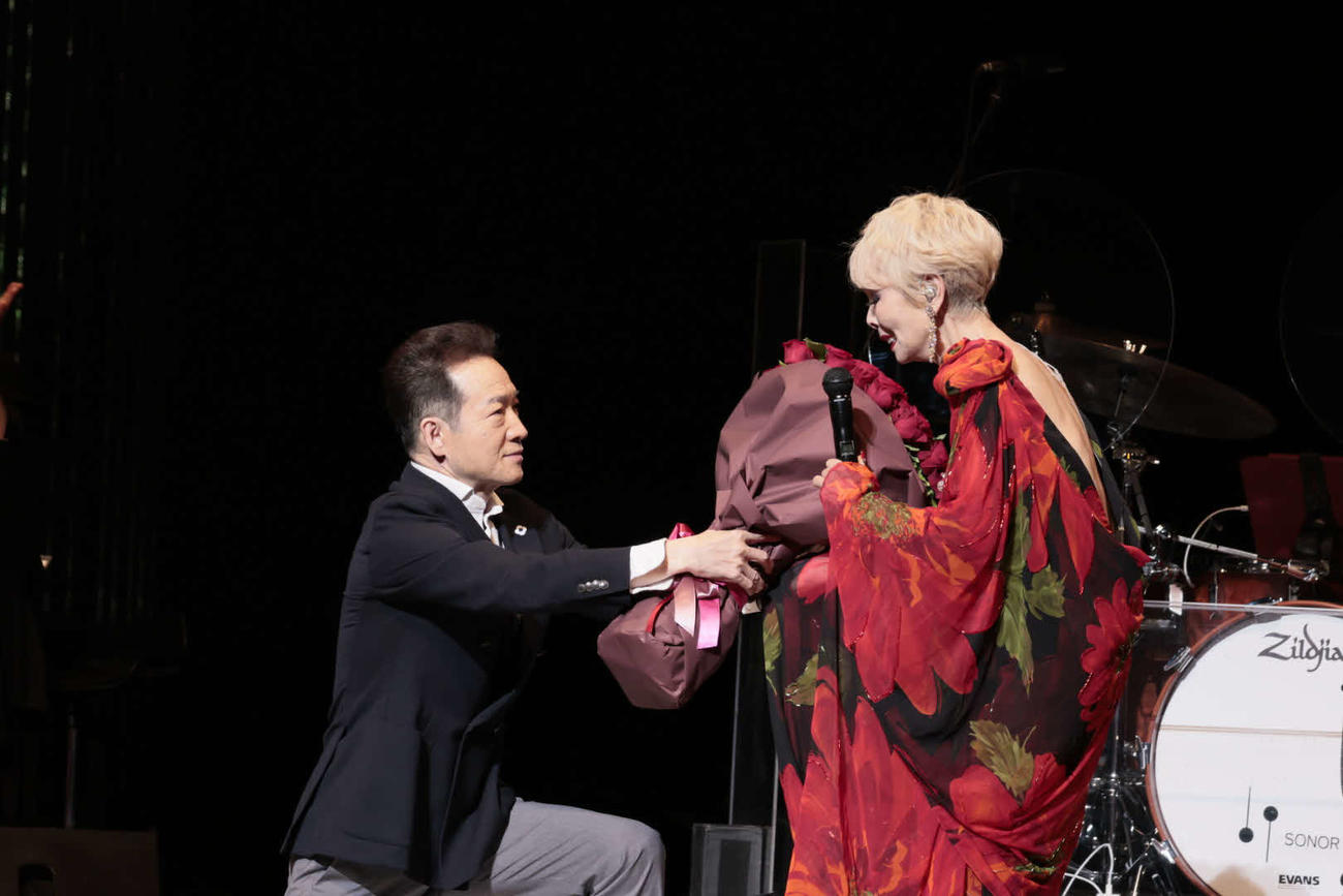 デビュー53周年記念公演を行った研ナオコ（右）にバラを贈るサプライズ出演の田原俊彦