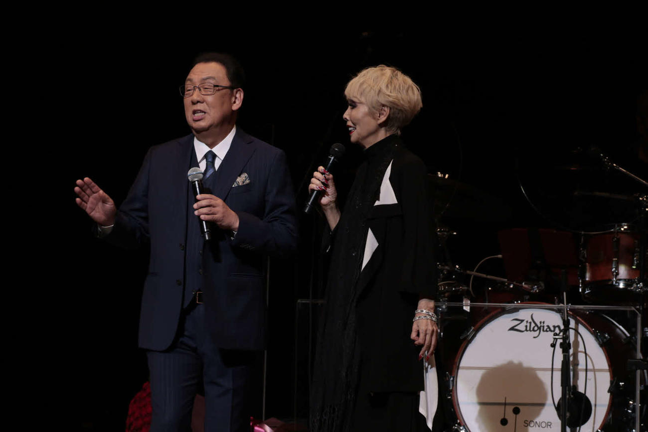 デビュー53周年記念公演を行った研ナオコ（右）とゲスト出演した梅沢富美男