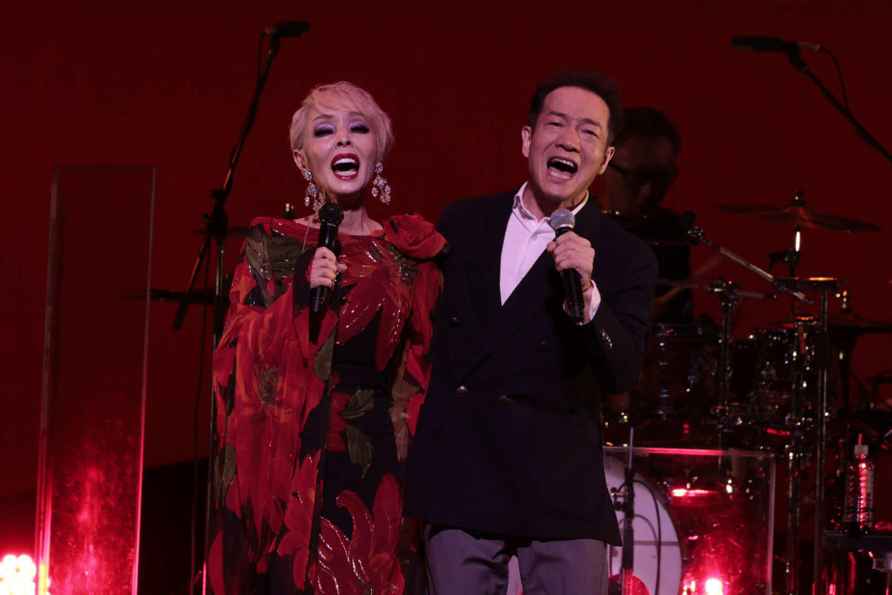 デビュー53周年記念公演を行った研ナオコ（左）とサプライズ出演した田原俊彦
