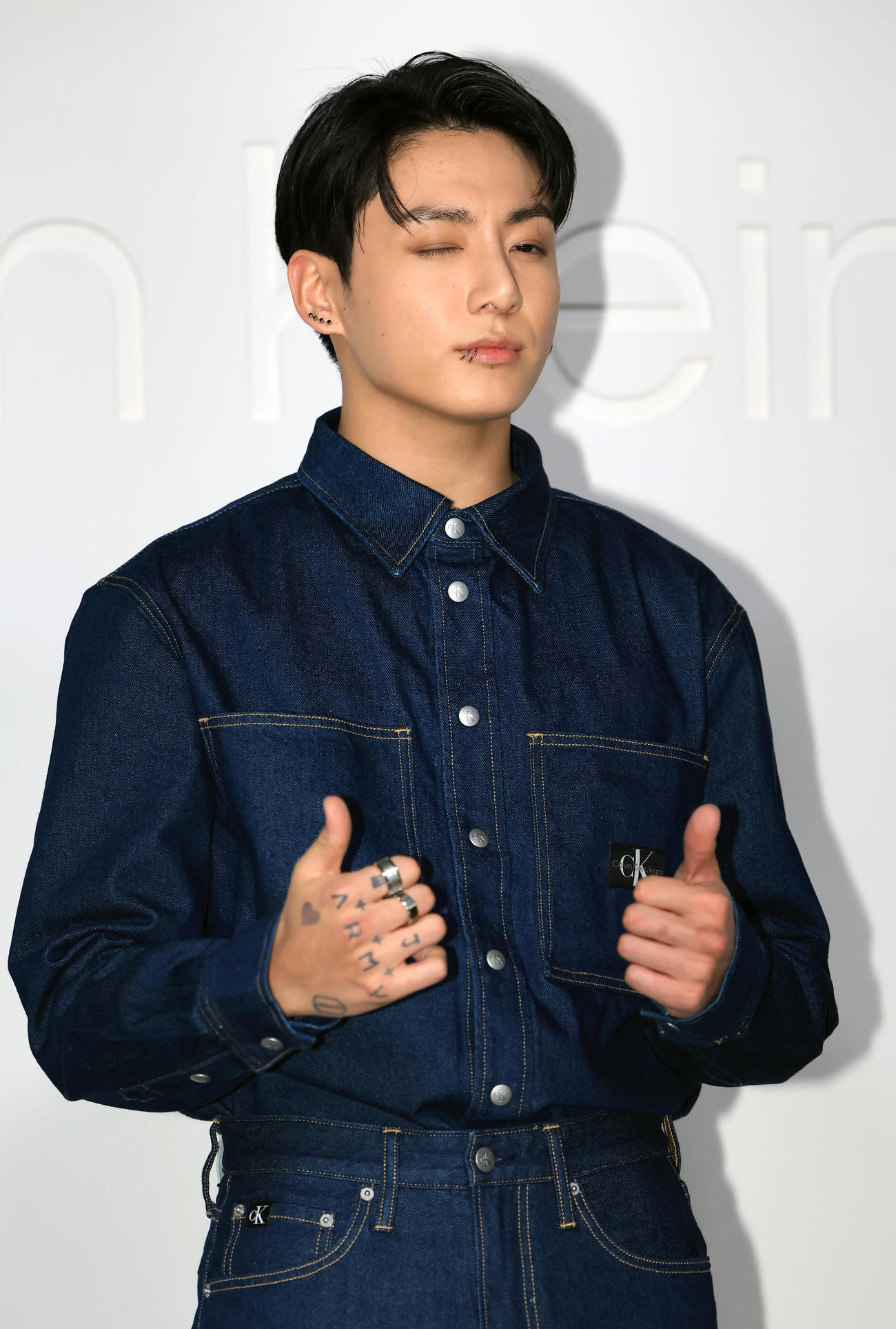 「Calvin Kleinグローバルイベント」のフォトコールでポーズを決めるBTSのジョングク（撮影・浅見桂子）