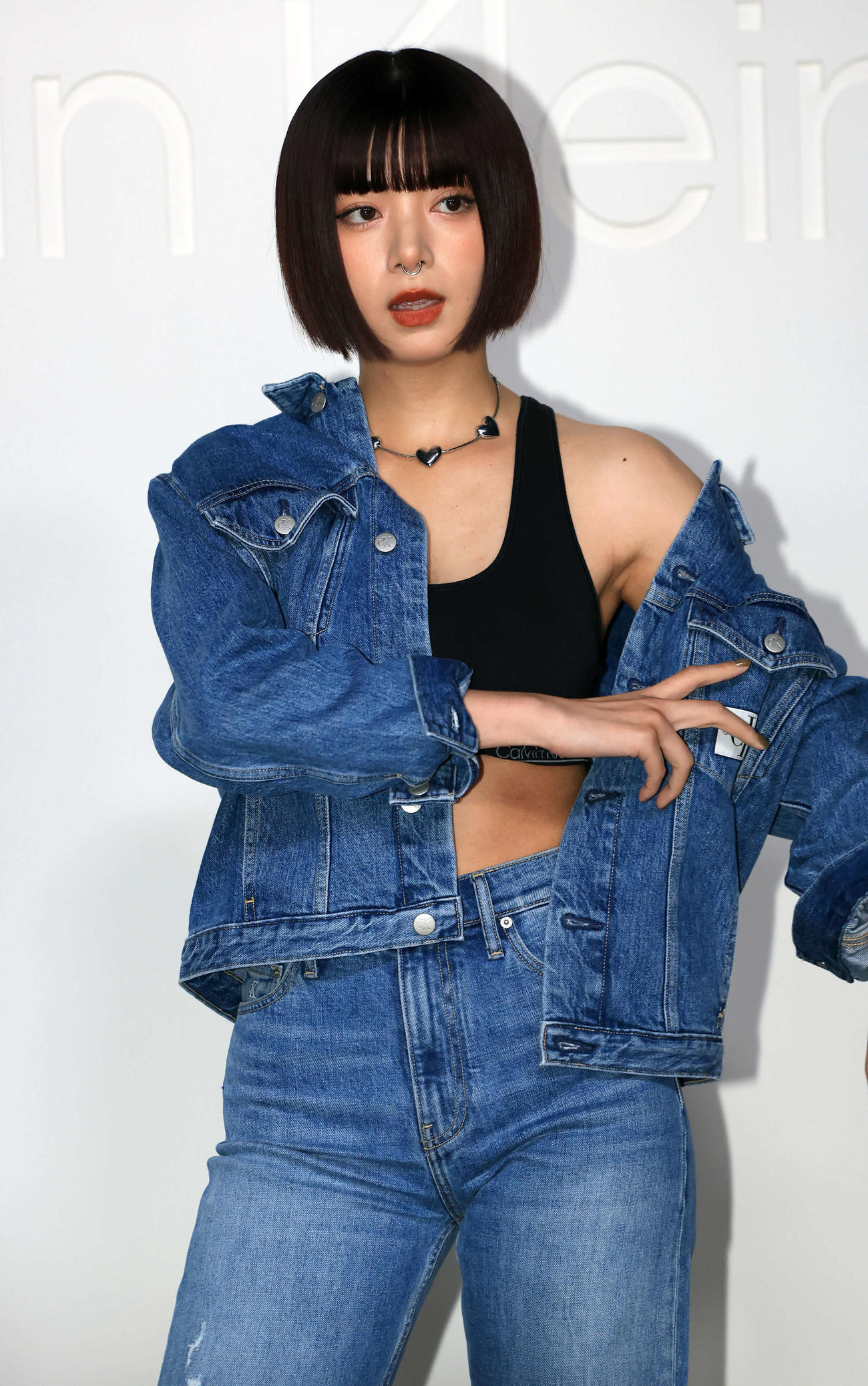 「Calvin Kleinグローバルイベント」のフォトコールでポーズを決める池田エライザ（撮影・浅見桂子）