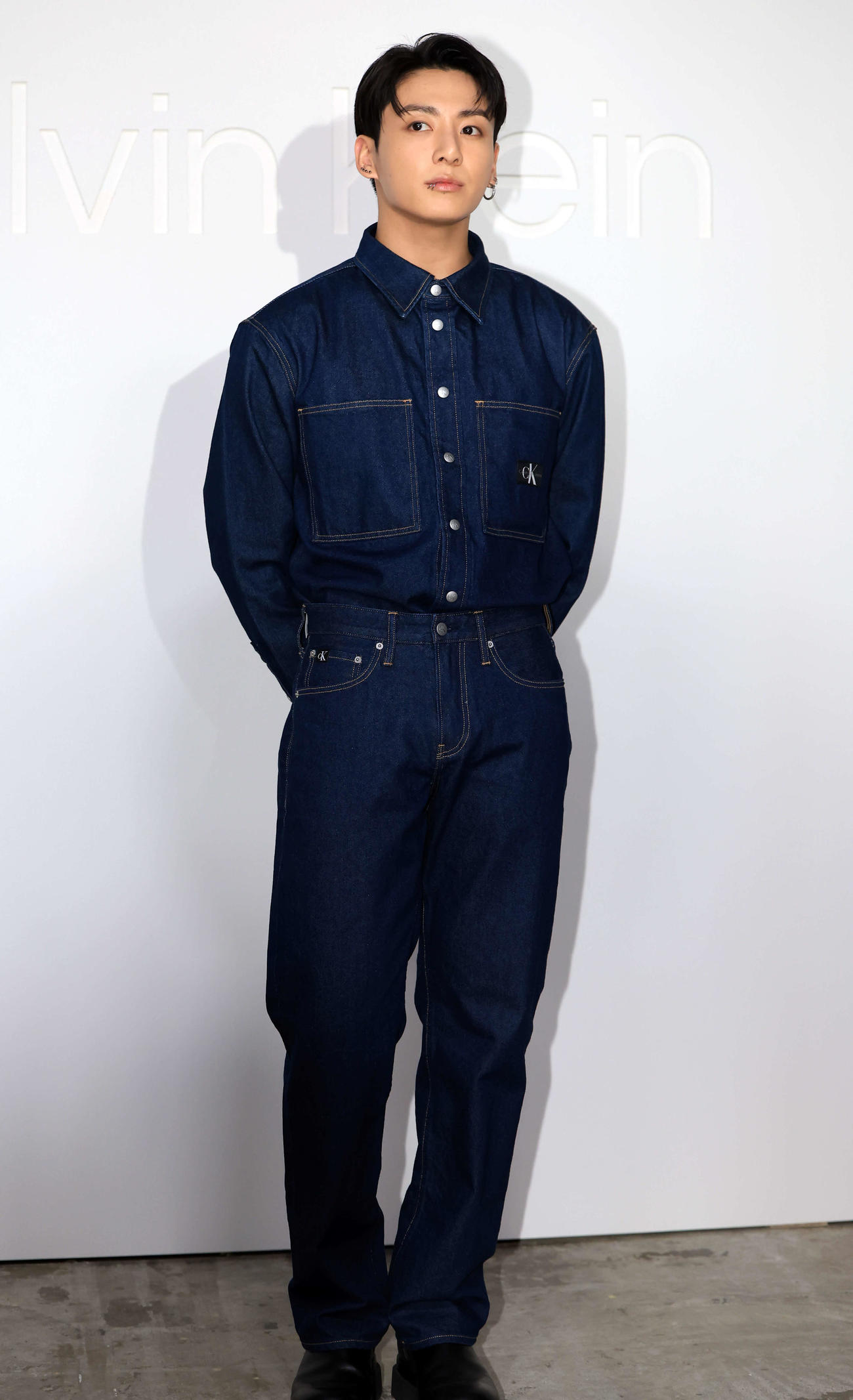 「Calvin Kleinグローバルイベント」のフォトコールでポーズを決めるBTSのジョングク（撮影・浅見桂子）