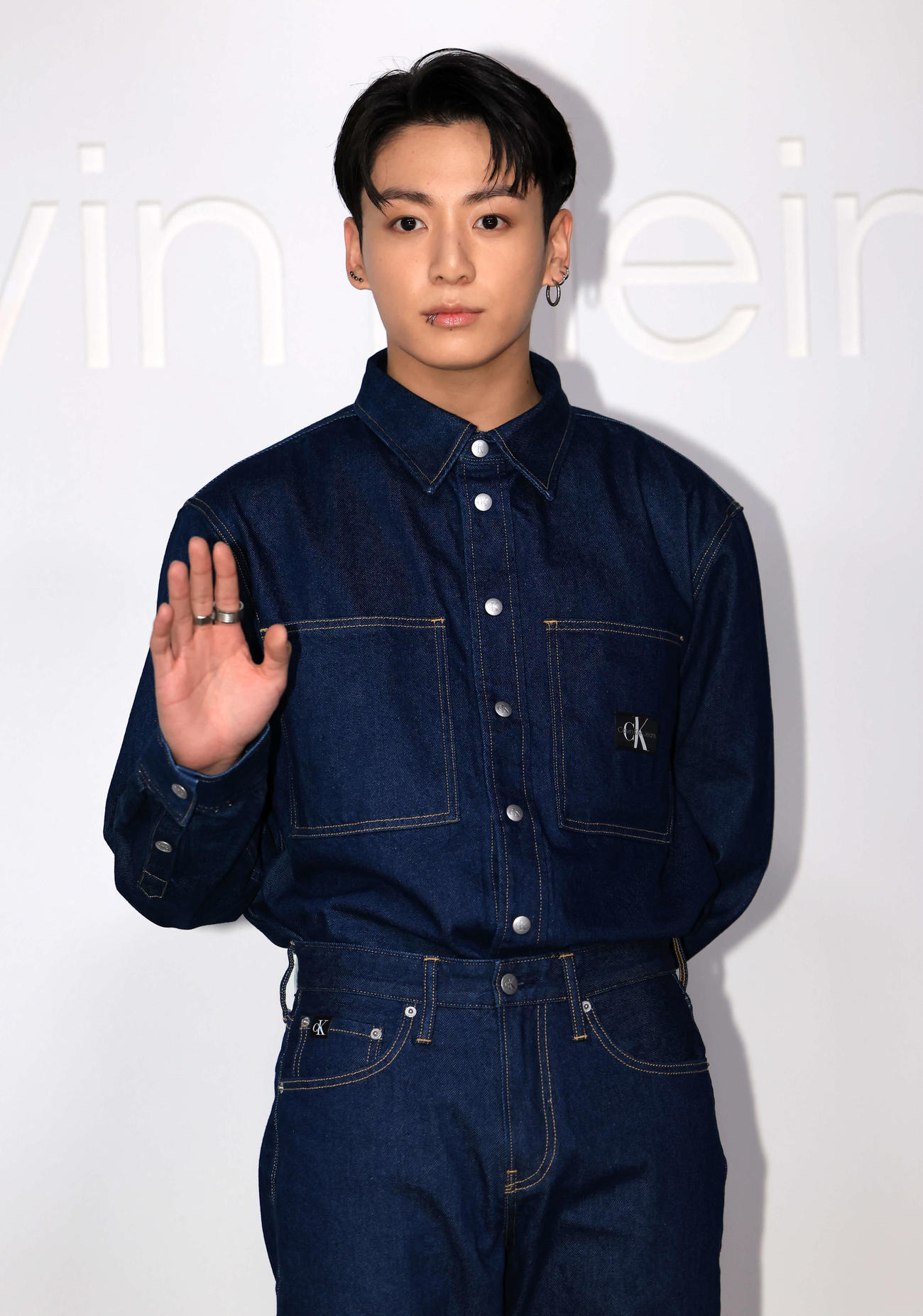 「Calvin Kleinグローバルイベント」のフォトコールでポーズを決めるBTSのジョングク（撮影・浅見桂子）