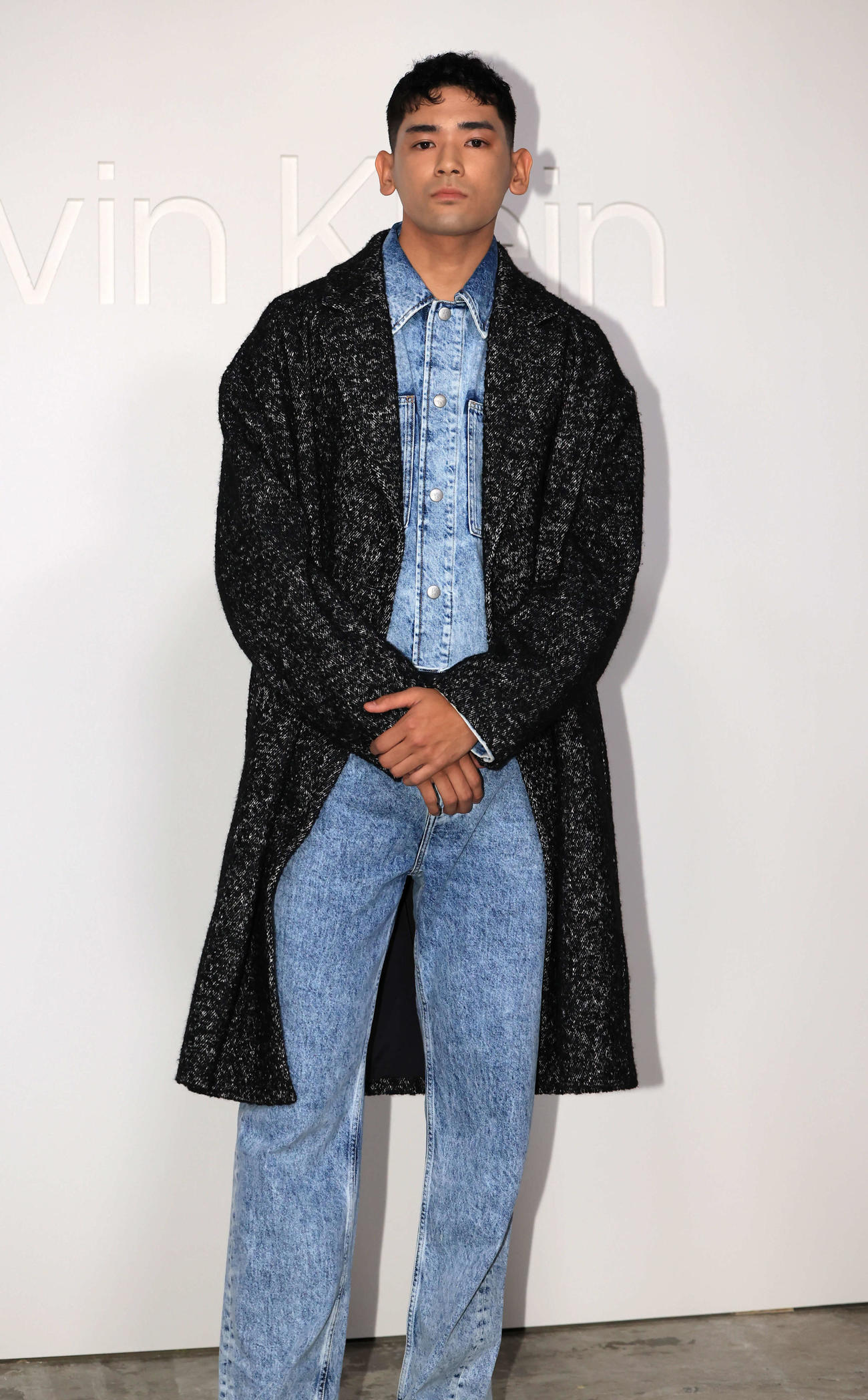 「Calvin Kleinグローバルイベント」のフォトコールでポーズを決めるUTA（撮影・浅見桂子）