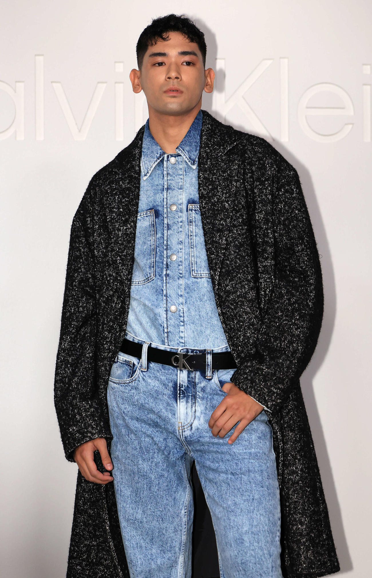 「Calvin Kleinグローバルイベント」のフォトコールでポーズを決めるUTA（撮影・浅見桂子）