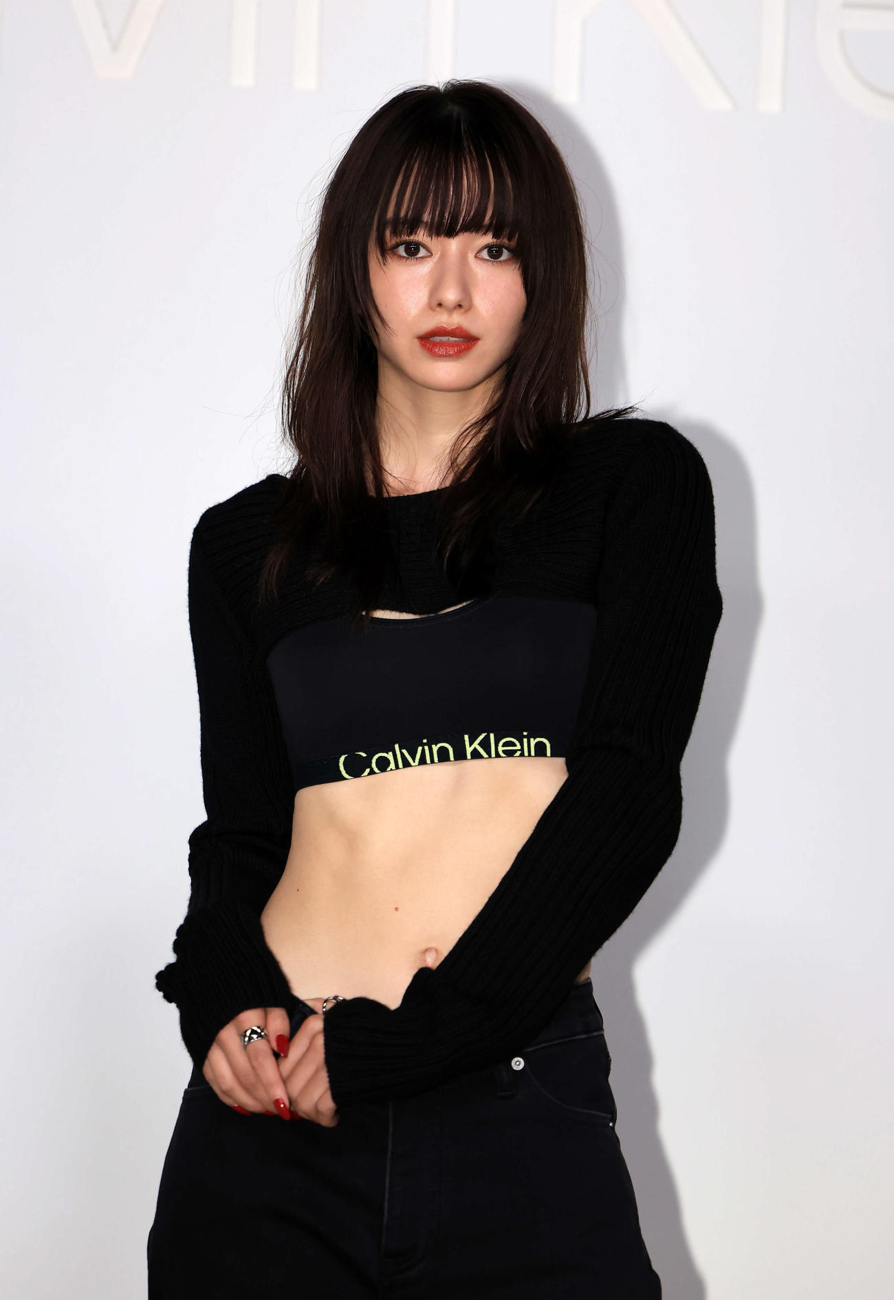 「Calvin Kleinグローバルイベント」のフォトコールでポーズを決める山本舞香（撮影・浅見桂子）