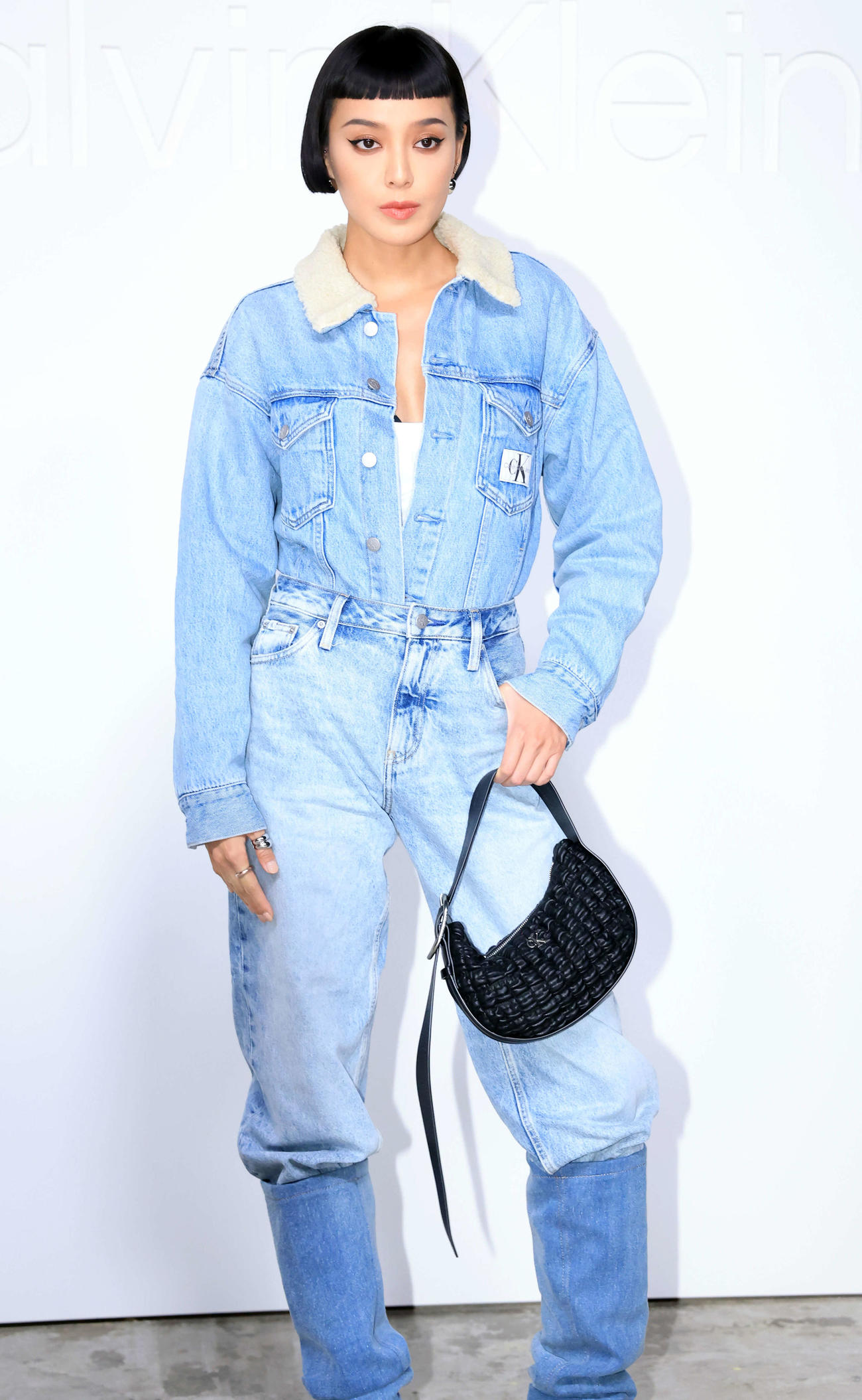 「Calvin Kleinグローバルイベント」のフォトコールでポーズを決めるキーウィー・リー（撮影・浅見桂子）