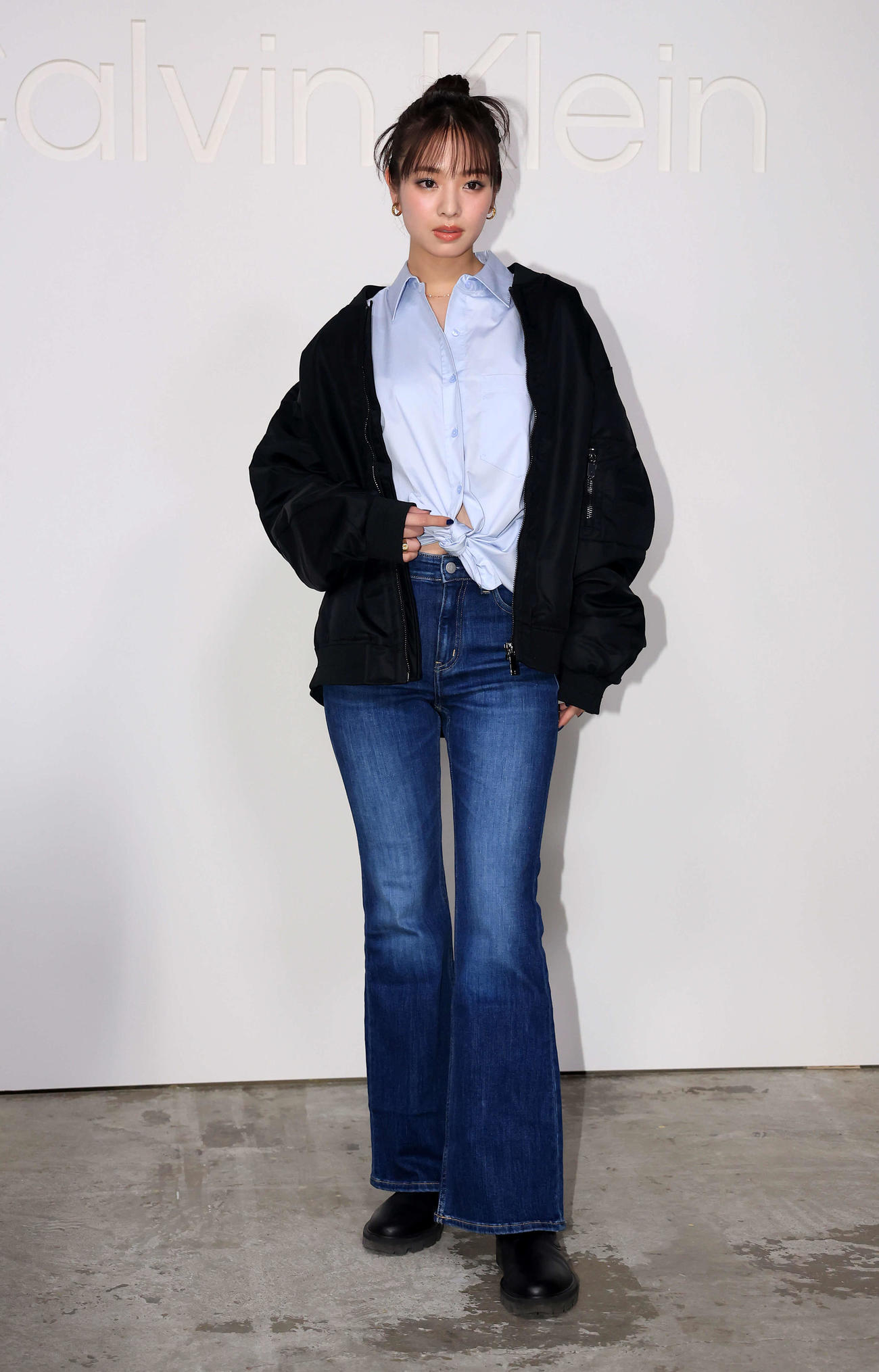 「Calvin Kleinグローバルイベント」のフォトコールでポーズを決める横田真悠（撮影・浅見桂子）