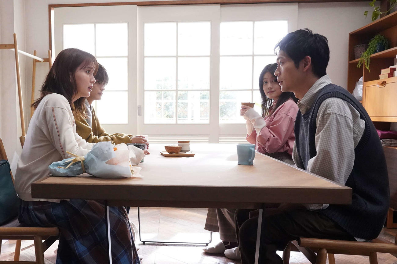 「いちばんすきな花」に出演する左手前から時計回りに多部未華子、神尾楓珠、今田美桜、松下洸平（C）フジテレビ