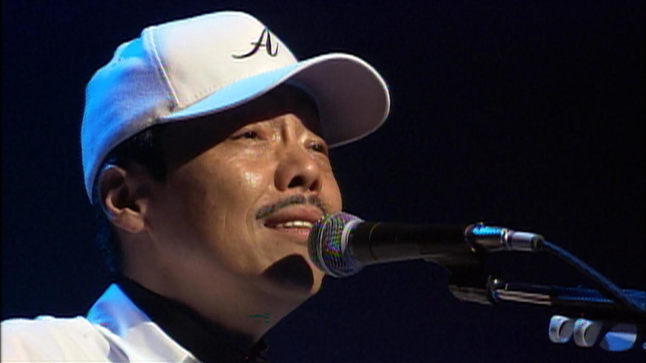 神戸公演で熱唱する谷村新司さん