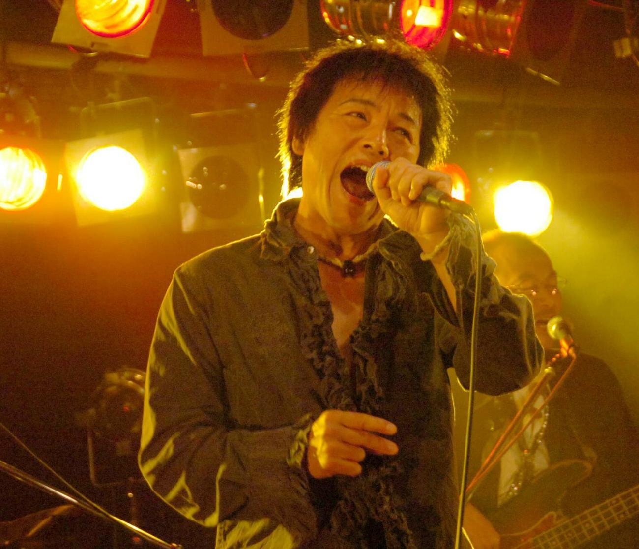 「ダンシングオールナイト」を熱唱するもんたよしのりさん（2007年7月撮影）