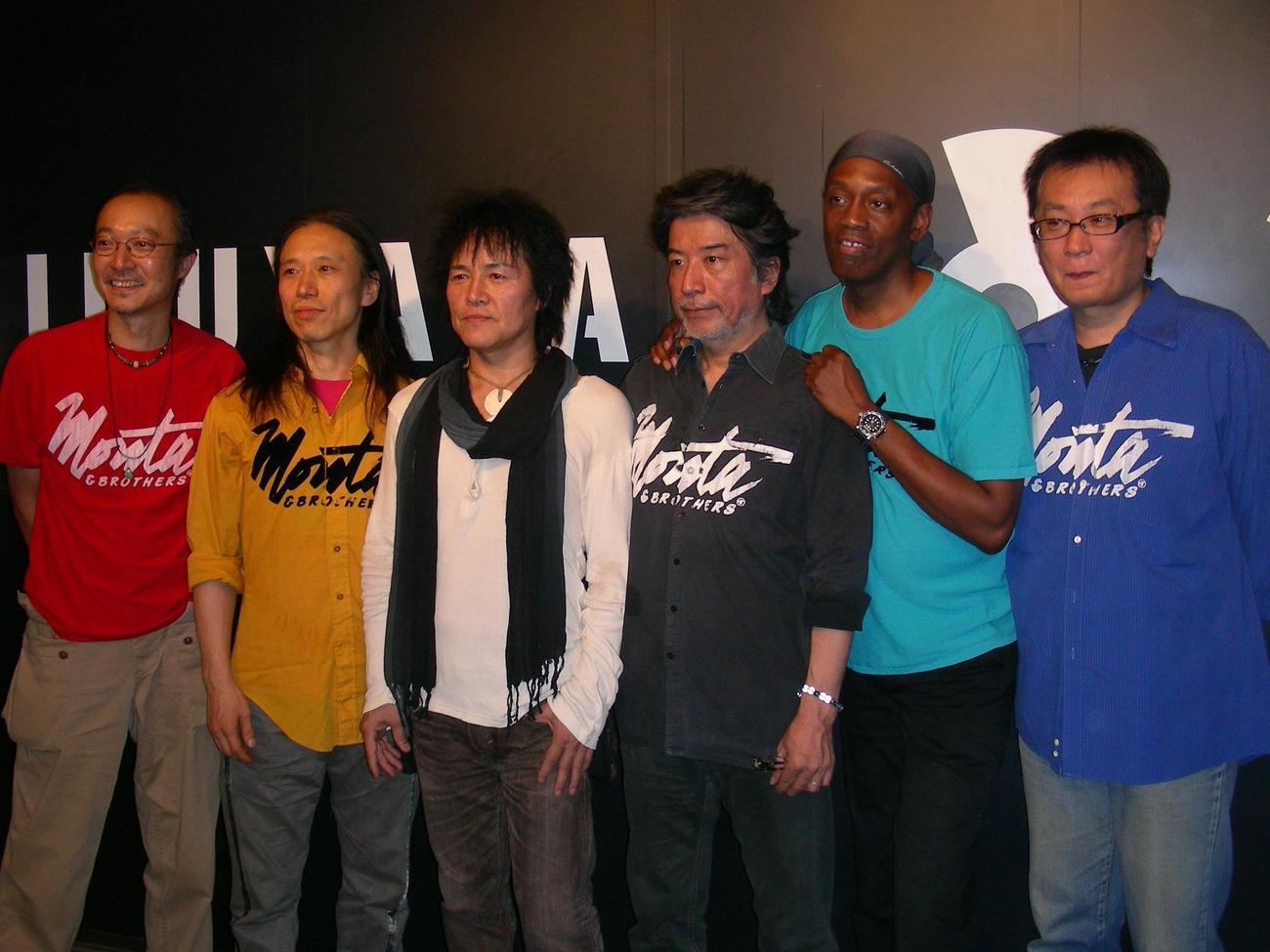 もんた＆ブラザーズ復活ライブ　23年ぶりの復活コンサートを行ったもんた＆ブラザーズ。左から渡辺茂、高橋誠、もんたよしのり、豊島修一、マーティー、林政宏（2007年撮影）