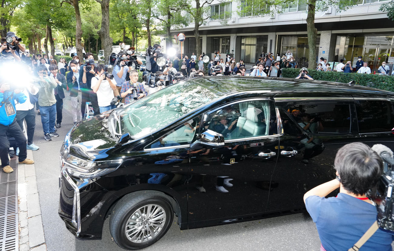初公判のため東京地裁に入る市川猿之助被告を乗せたと思われる車＝午後0時44分（撮影・江口和貴）