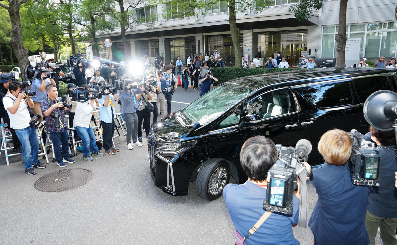 初公判のため東京地裁に入る市川猿之助被告を乗せたと思われる車＝午後0時44分（撮影・江口和貴）