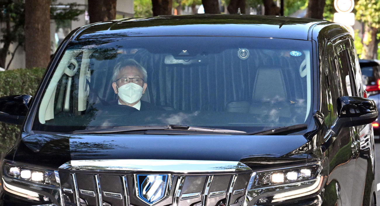 東京地裁に入る市川猿之助被告を乗せたと思われる車（撮影・滝沢徹郎）