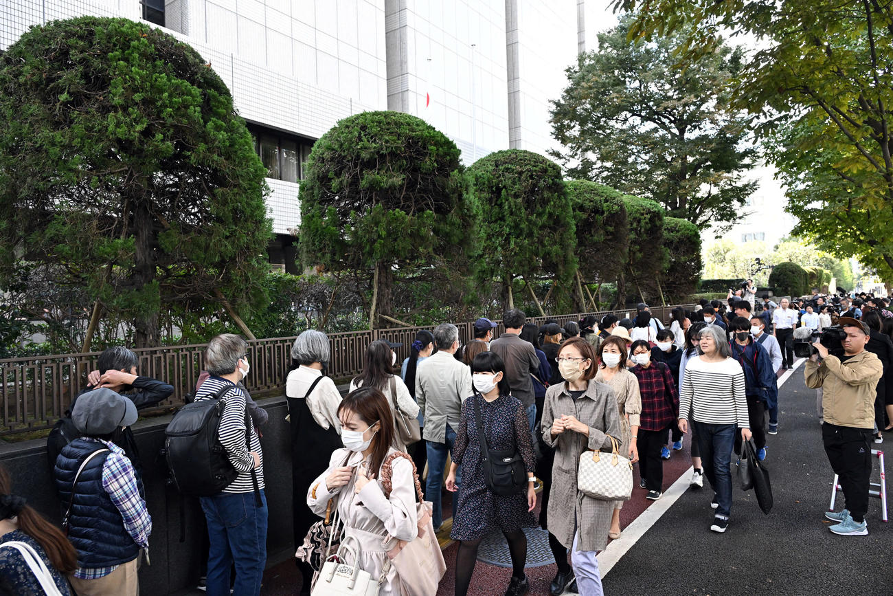 傍聴券を求めて並ぶ人たち（撮影・滝沢徹郎）