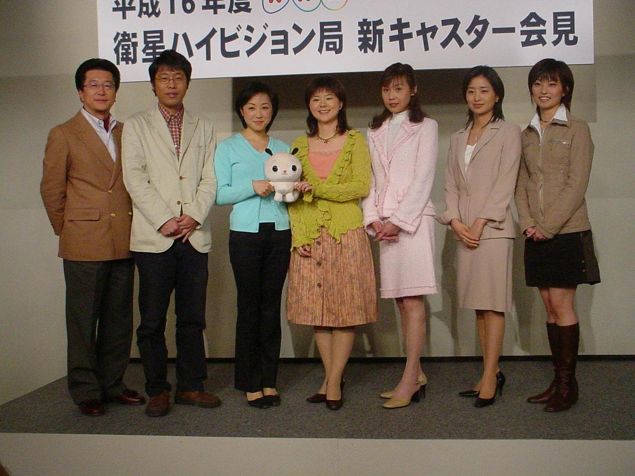 NHK衛星ハイビジョン局の新キャスター。左から石沢典夫アナ、中谷文彦アナ、安倍みちこアナ、中川緑アナ、柴田祐規子アナ、膳場貴子アナ（2004年撮影）