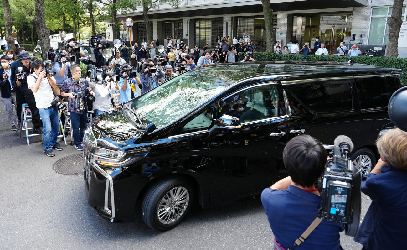 初公判のため東京地裁に入る市川猿之助被告を乗せたと思われる車＝午後0時44分（撮影・江口和貴）