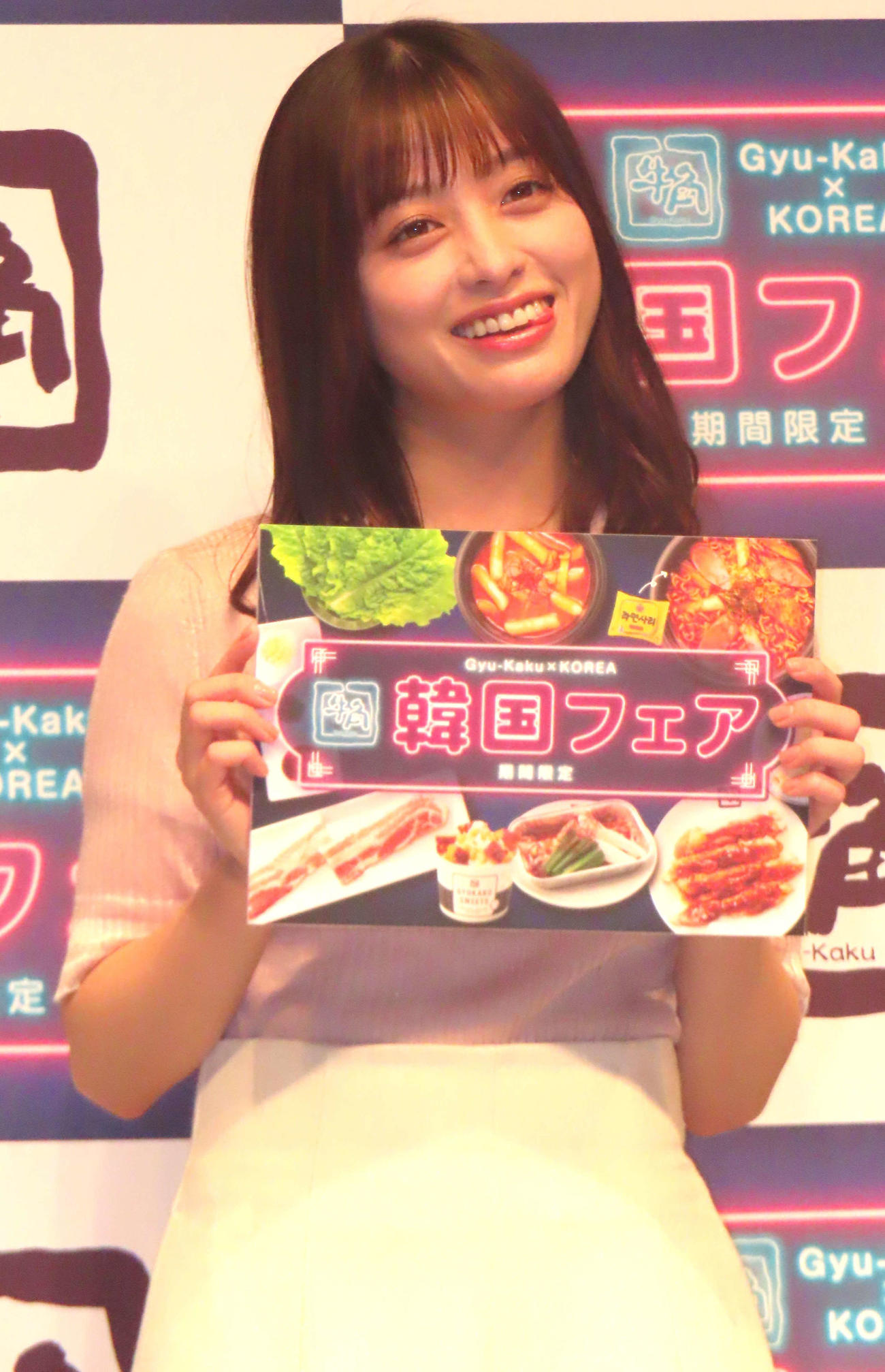 「牛角」新CMで見せた「舌ぺろ」の表情を再現する橋本環奈